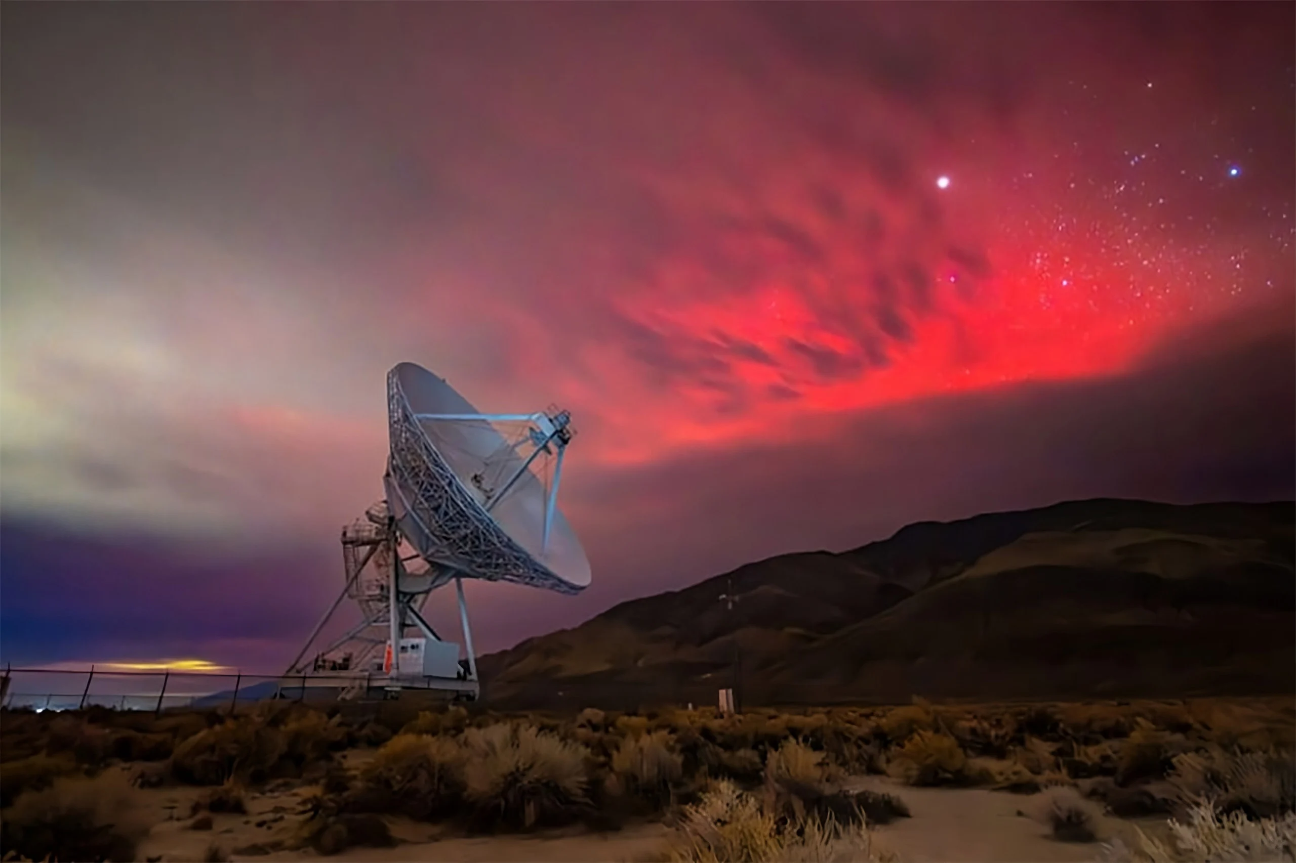 Jato de plasma solar canibal provoca auroras do Canadá ao México, NOAA e Met Office alertam para tempestade geomagnética G4 com risco de G5 após erupção X5.1 no AR4274 Jato de plasma solar canibal provoca auroras em toda a América do Norte