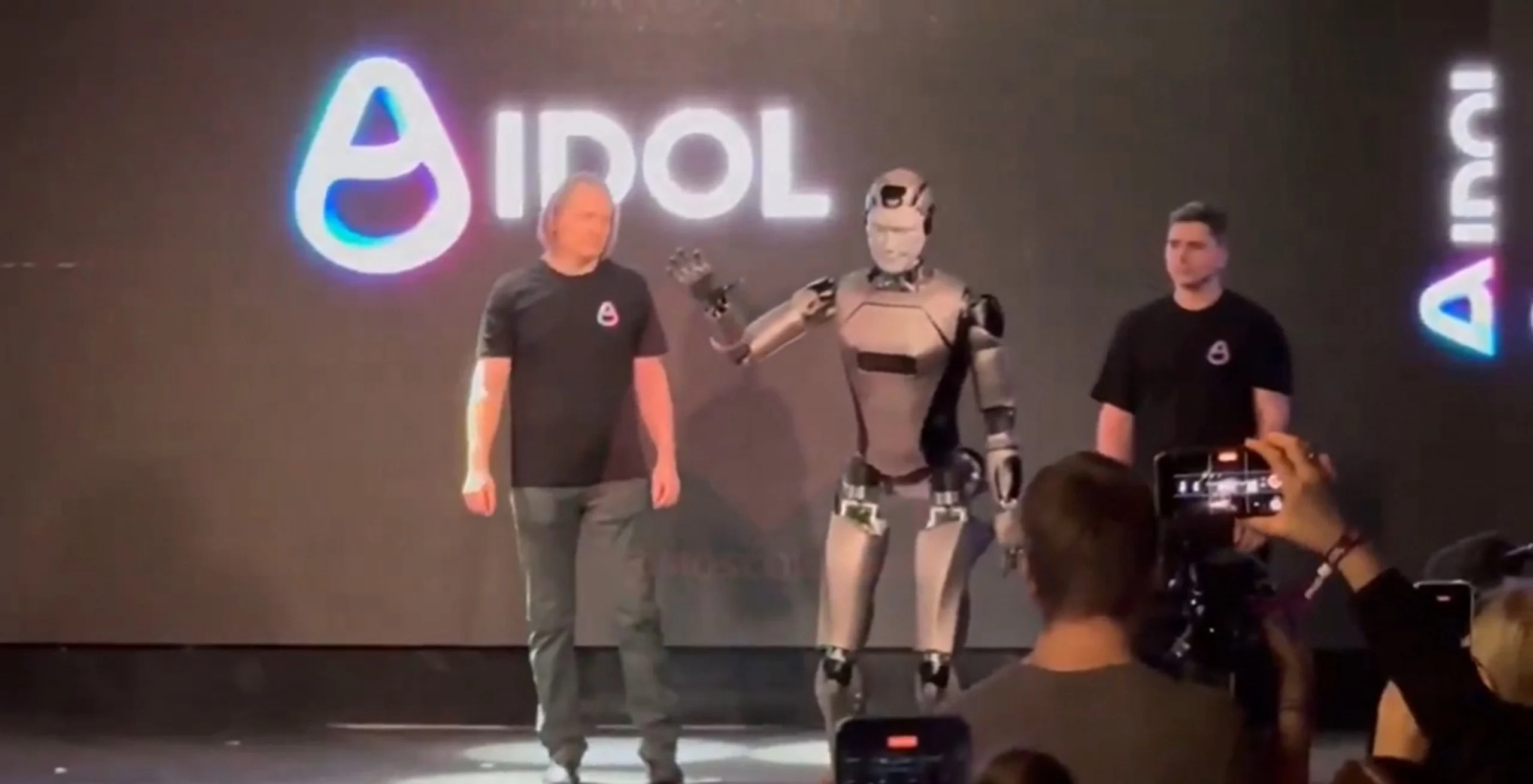 Robô humanoide russo AIDOL cai no palco na estreia em Moscou, vídeo viral reacende debate sobre IA, calibração e mobilidade Assista: robô humanoide russo cai de cara no chão durante estreia