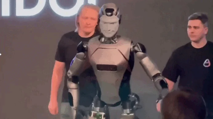 Robô humanoide Aidol cai na estreia em Moscou, viraliza nas redes e reacende debate sobre equilíbrio, IA e componentes nacionais Robô russo tomba no palco durante estreia em Moscou • Tecnoblog