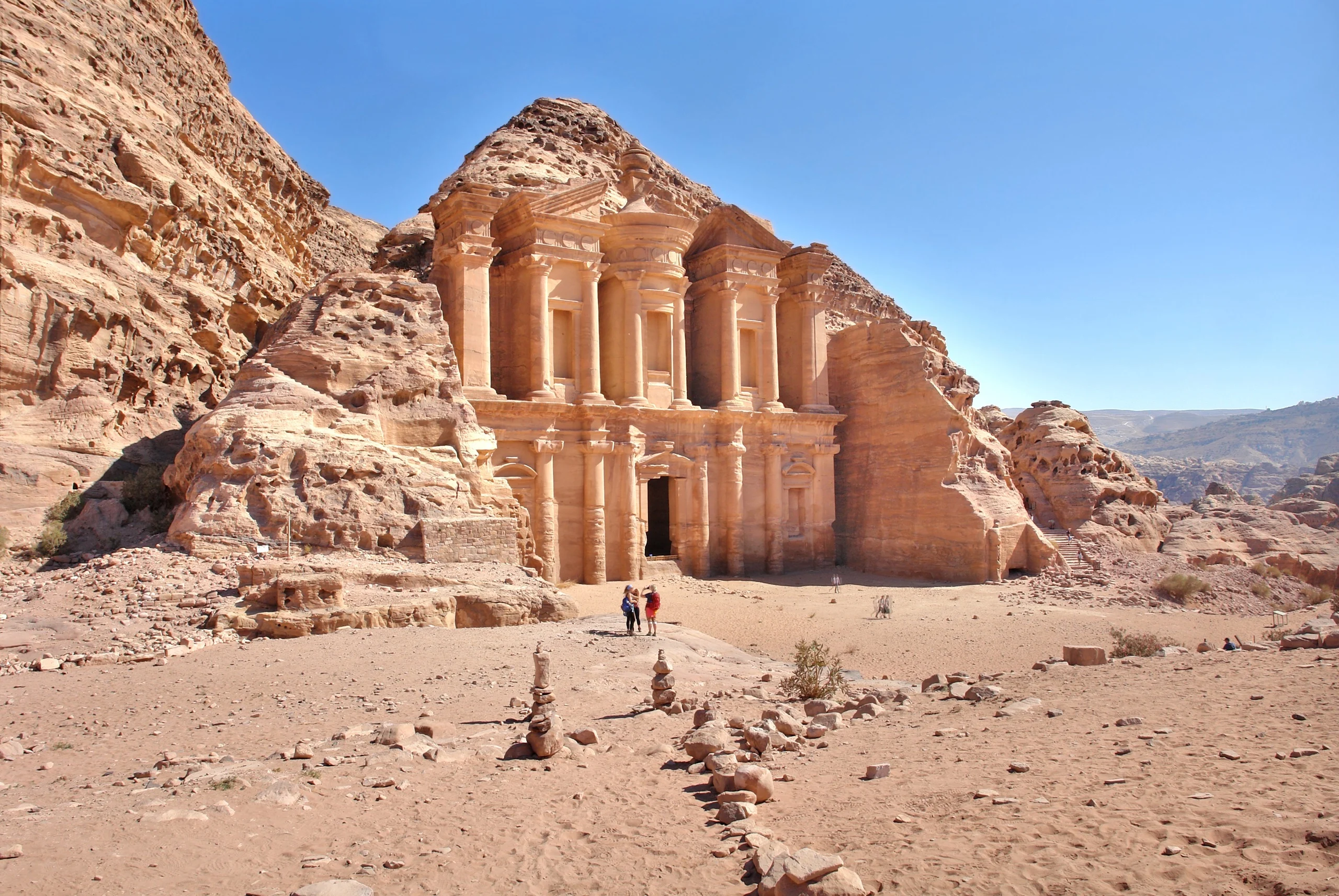 Petra, a cidade perdida: história, mistérios e achados da metrópole esculpida na rocha vermelha da Jordânia Conheça Petra, a cidade perdida esculpida em rochas