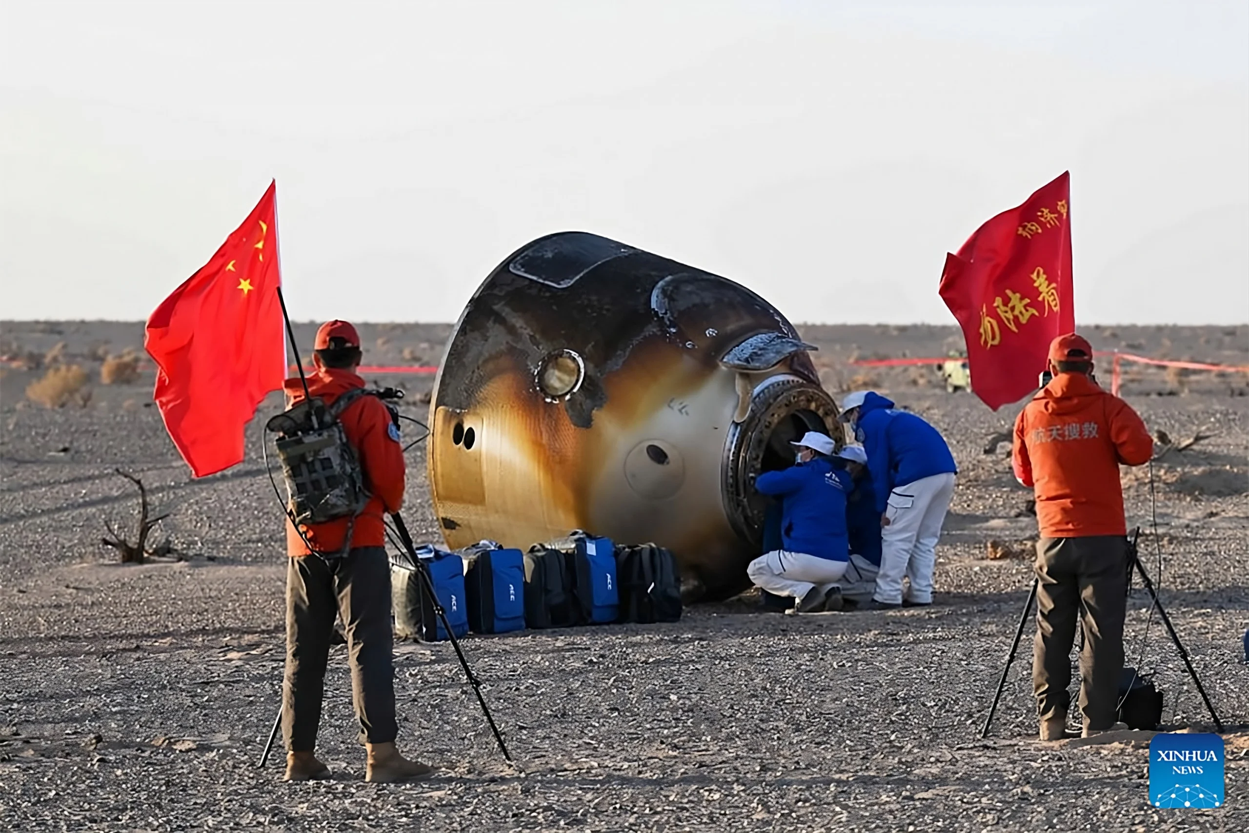 Astronautas chineses ‘presos’ no espaço retornam à Terra, pouso seguro na Mongólia Interior após falha da Shenzhou-20 por detritos Astronautas chineses que estavam “presos” no espaço voltam para a Terra
