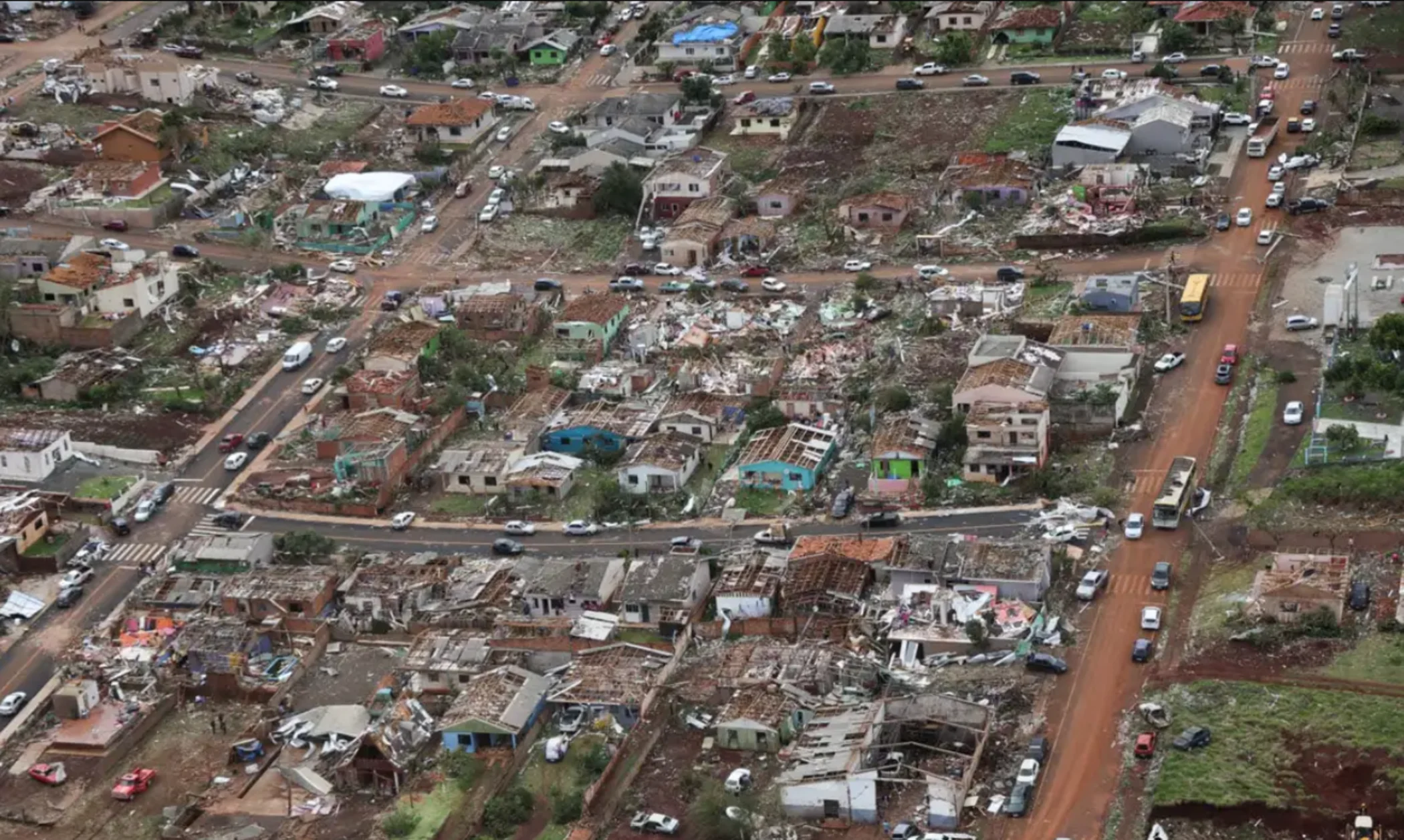 Tornado de categoria F3 atinge Rio Bonito do Iguaçu, devasta 90% da área urbana, deixa 6 mortos e 750 feridos e leva à suspensão do ENEM Tornado de categoria F3 atinge município de Rio Bonito do Iguaçu