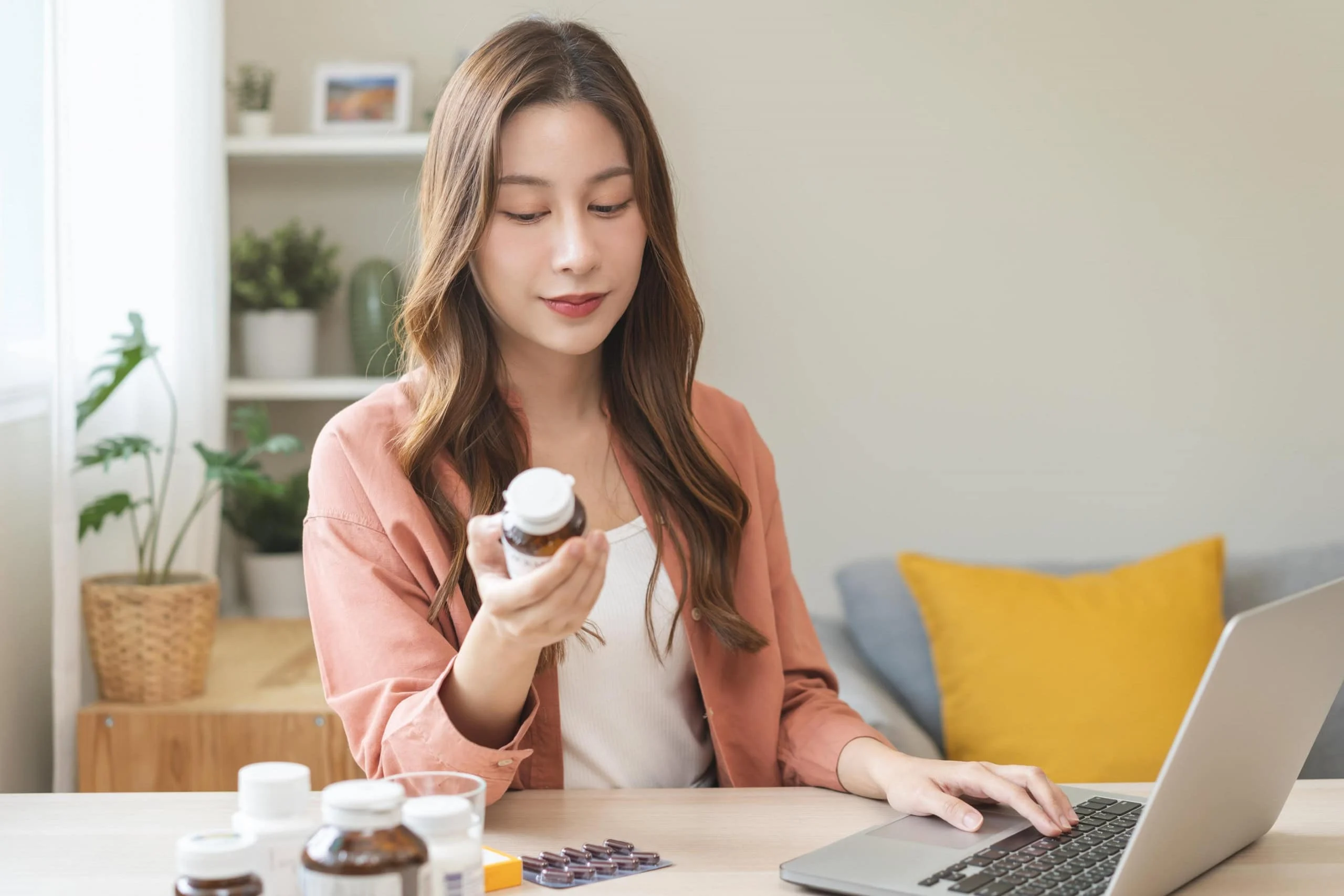 Terapia hormonal na menopausa: FDA remove ‘black box’ de hormônios, o que muda para mulheres no Brasil e quem deve considerar o tratamento FDA retira advertências de risco em hormônios para menopausa: o que muda para as mulheres?