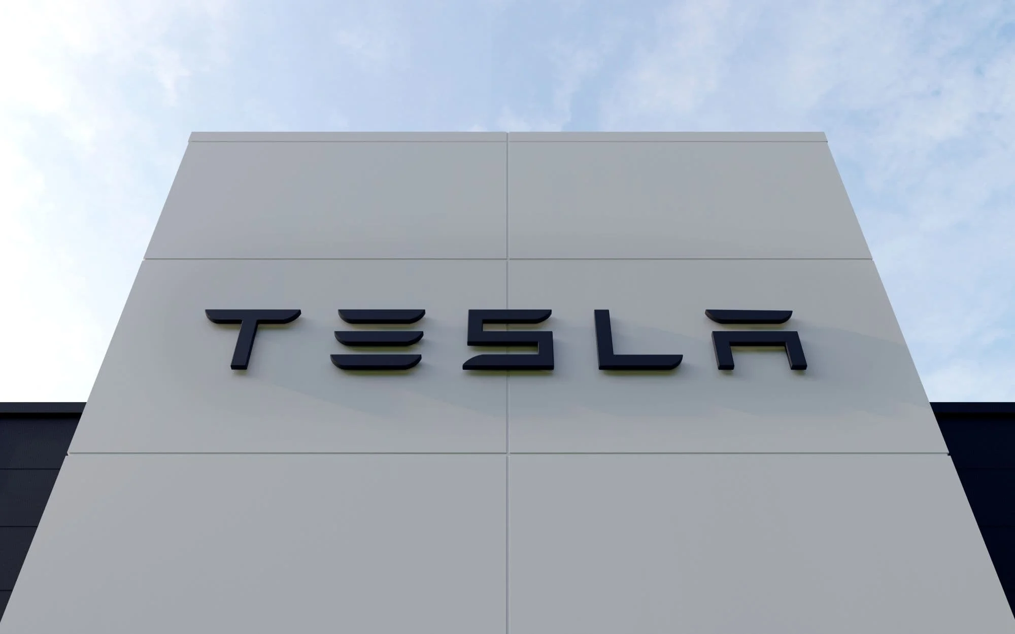 Tesla retira cadeia de suprimentos da China: estratégia acelera desvinculação por tarifas, risco geopolítico e busca de estabilidade nos EUA Pressão política força Tesla tirar sua cadeia de suprimentos da China