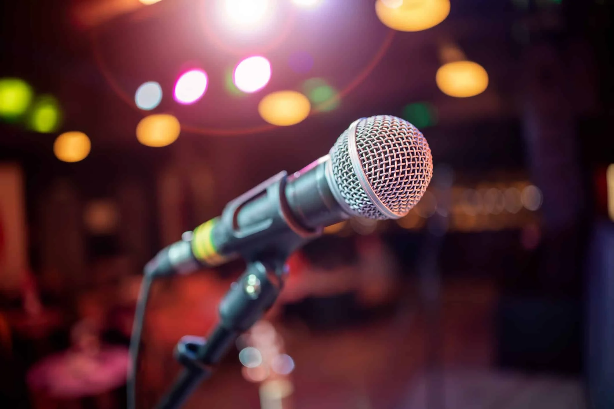 Voice Over: o que é, como fazer e por que a narração eleva vídeos no YouTube, TikTok e Instagram O que é Voice Over? Entenda como a narração é utilizada em vídeos