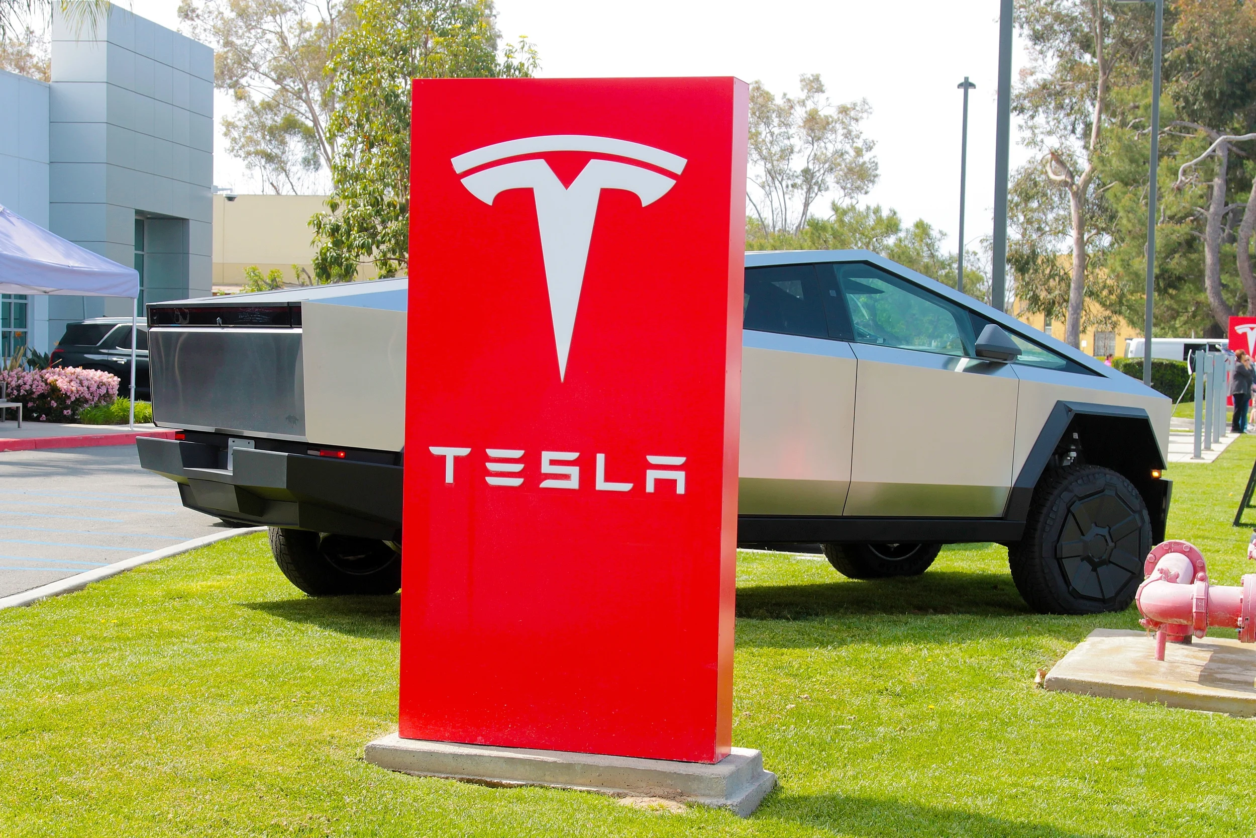 Ações da Tesla caem 5% após aprovação de pacote bilionário para Elon Musk, com temor de diluição e governança Ações da Tesla caem 5% após aprovação de pacote bilionário para Elon Musk
