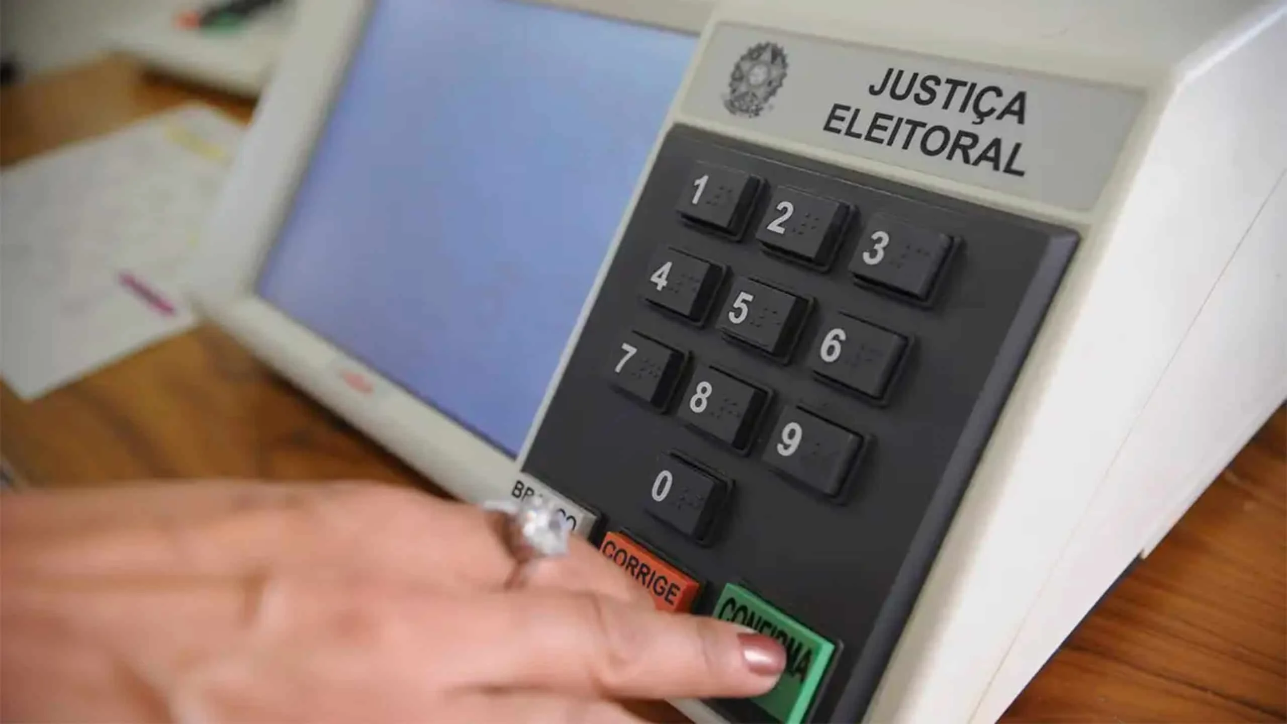 Urna eletrônica do Brasil: como funciona na prática, quais são os componentes, como ocorre a apuração e por que o sistema do TSE é seguro e rápido Como funciona a urna eletrônica usada nas votações do Brasil?