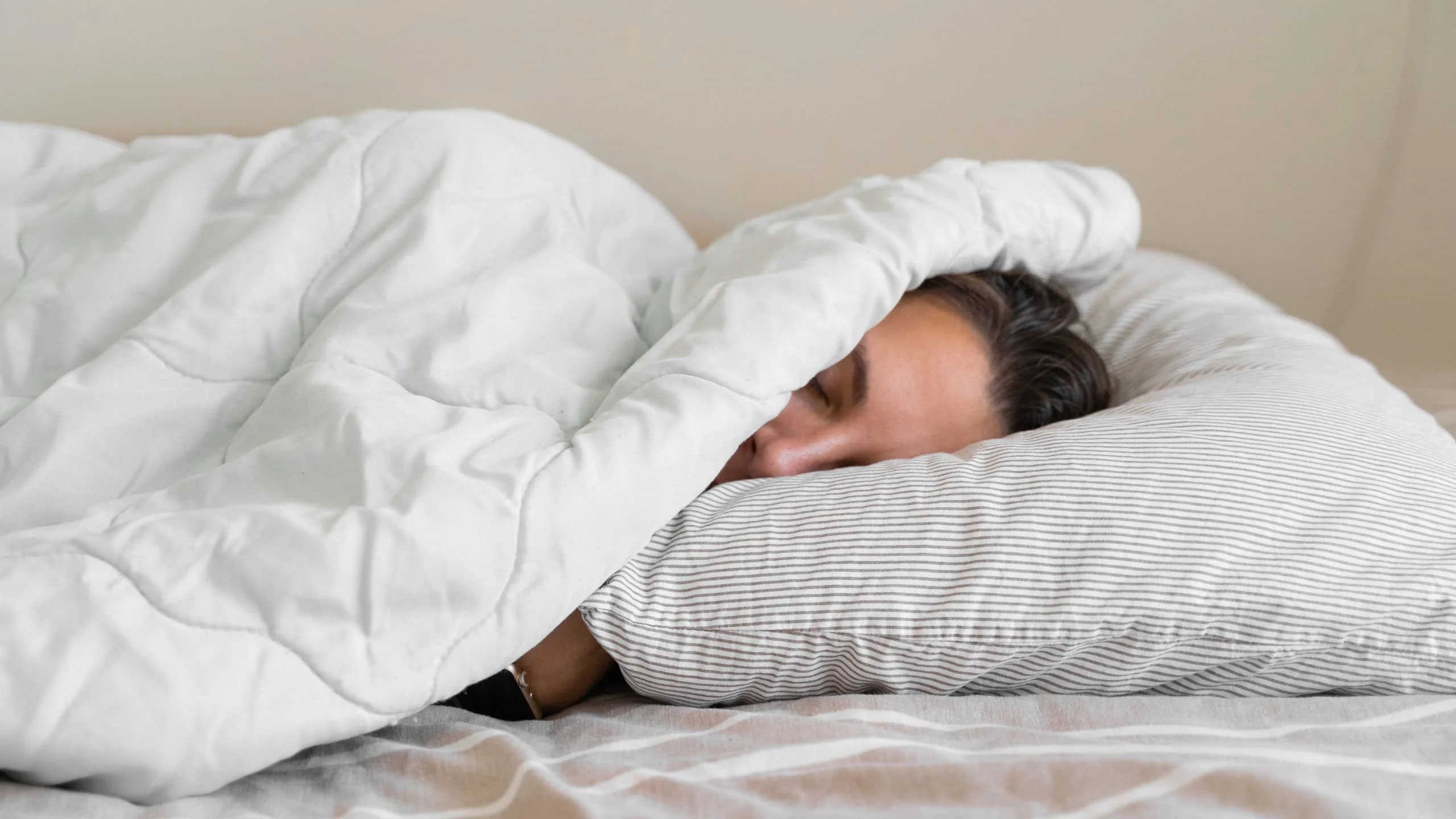 Tomar melatonina faz mal ao coração? O que a ciência já sabe sobre riscos no uso prolongado e como a Anvisa orienta as doses Tomar melatonina faz mal ao coração? Entenda os rumores recentes