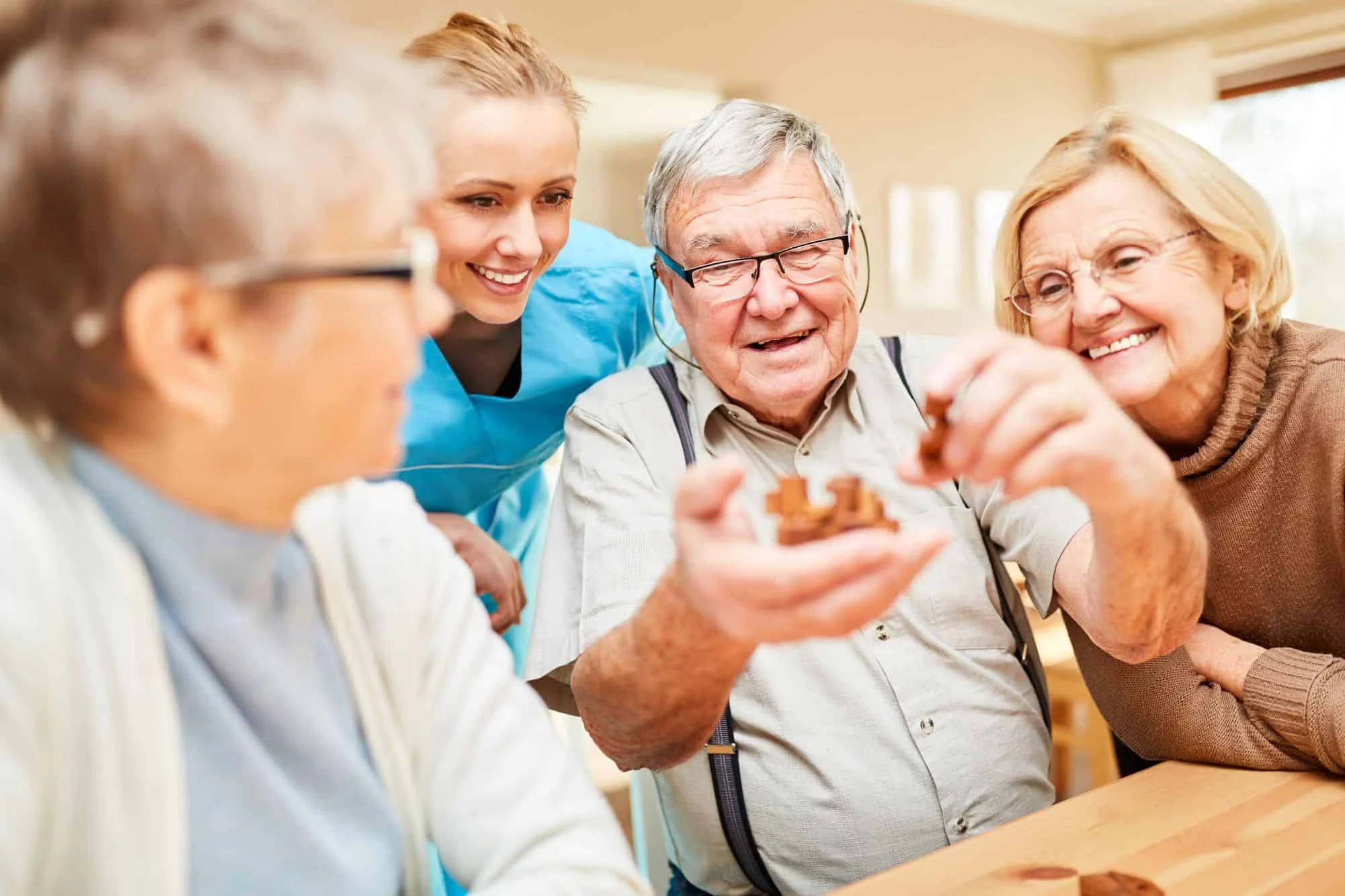 Interações sociais podem atrasar sintomas de Alzheimer: estudo da Universidade de Toulouse aponta reativação de neurônios e melhora na memória Interações sociais podem atrasar sintomas de Alzheimer, indica estudo