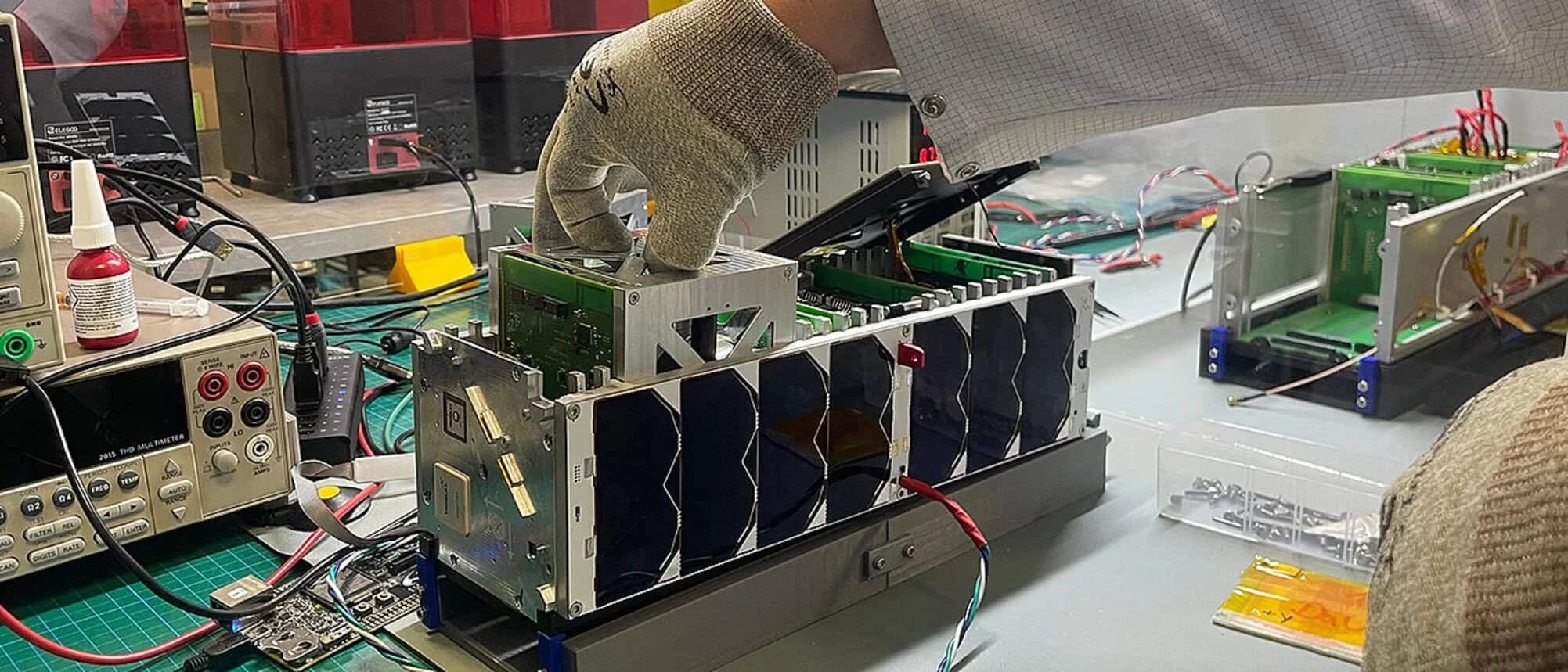 Satélite usa IA para se reorientar em órbita: InnoCube da JMU valida controle de atitude autônomo com DRL e abre caminho para missões no espaço profundo Satélite usa IA para se reorientar: “marco na autonomia espacial”