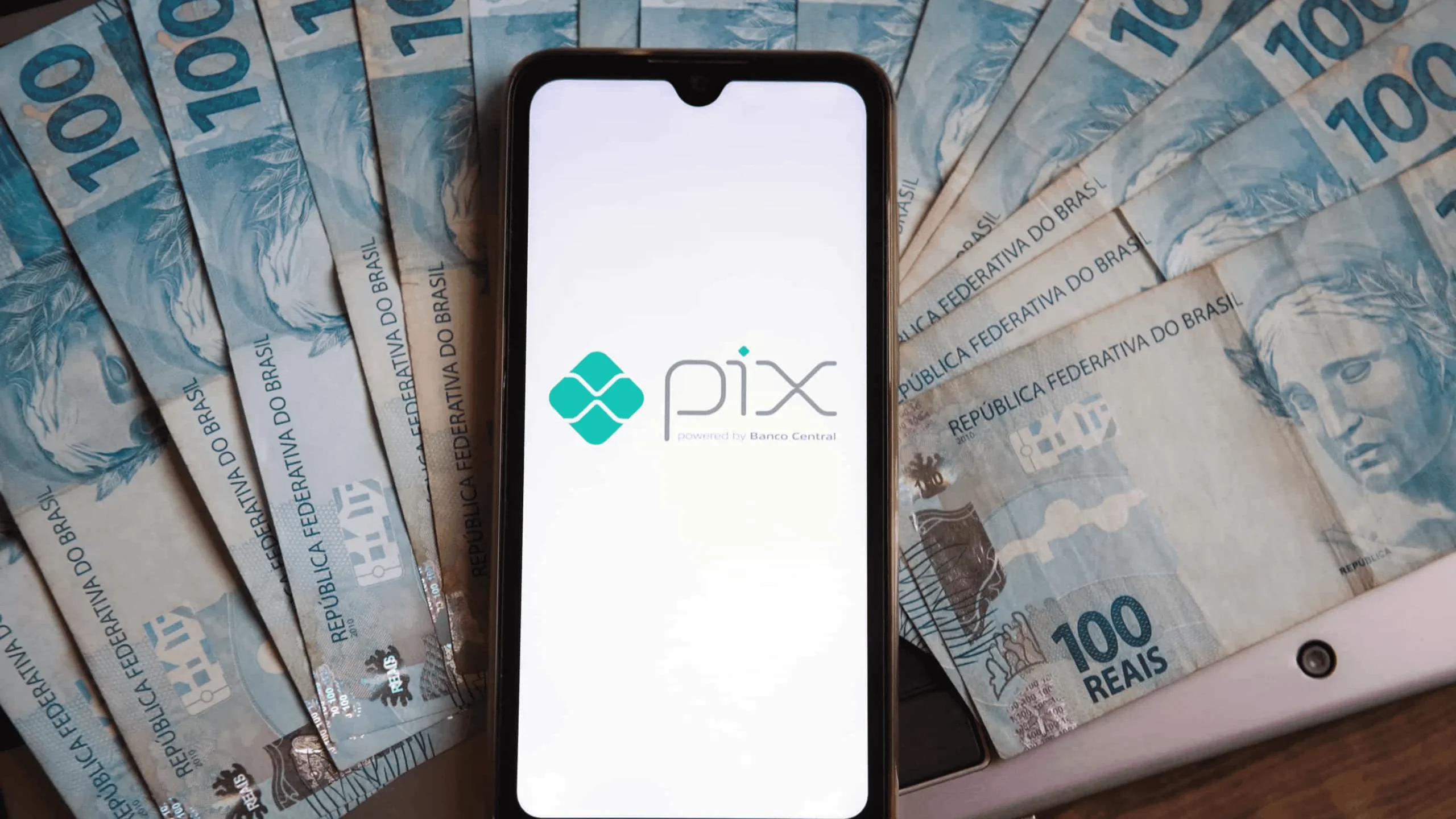 Golpes via Pix disparam no Brasil: 28 milhões de fraudes entre janeiro e setembro de 2025, diz ADDP, com deepfakes e falsas centrais em alta Golpes via Pix somam 28 milhões de casos em menos de um ano