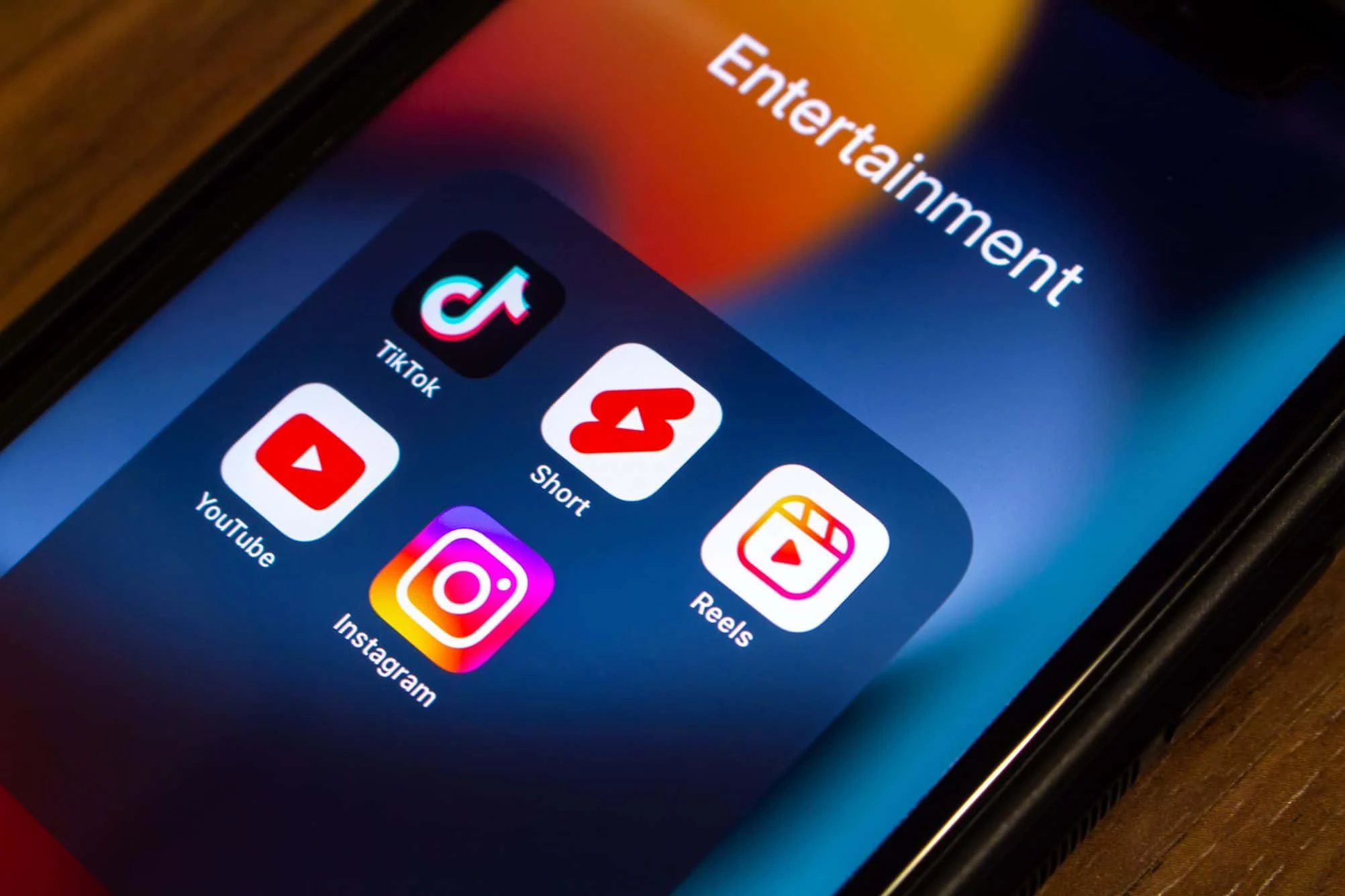 Vídeos curtos no TikTok e afins: IA sinaliza gatilhos emocionais e risco de pensamentos suicidas, revela estudo da Information Systems Research Vídeos curtos podem acionar gatilhos emocionais; IA identifica riscos