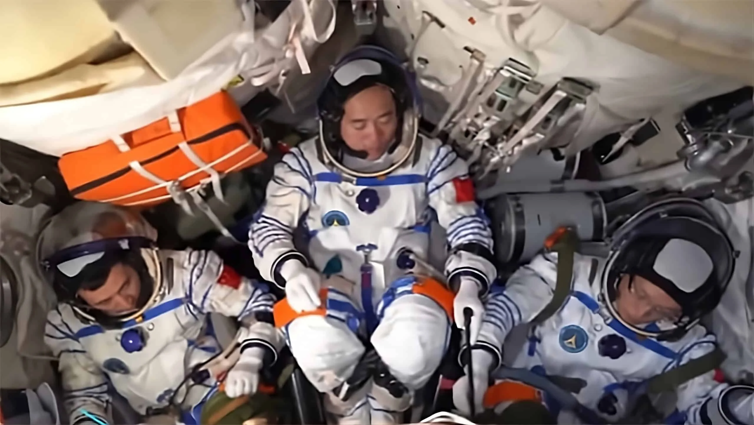 Resgate de astronautas chineses da Shenzhou-20 deixa tripulação da Shenzhou-21 sem cápsula de retorno na estação Tiangong Resgate de astronautas chineses “presos” deixa outros três à deriva no espaço
