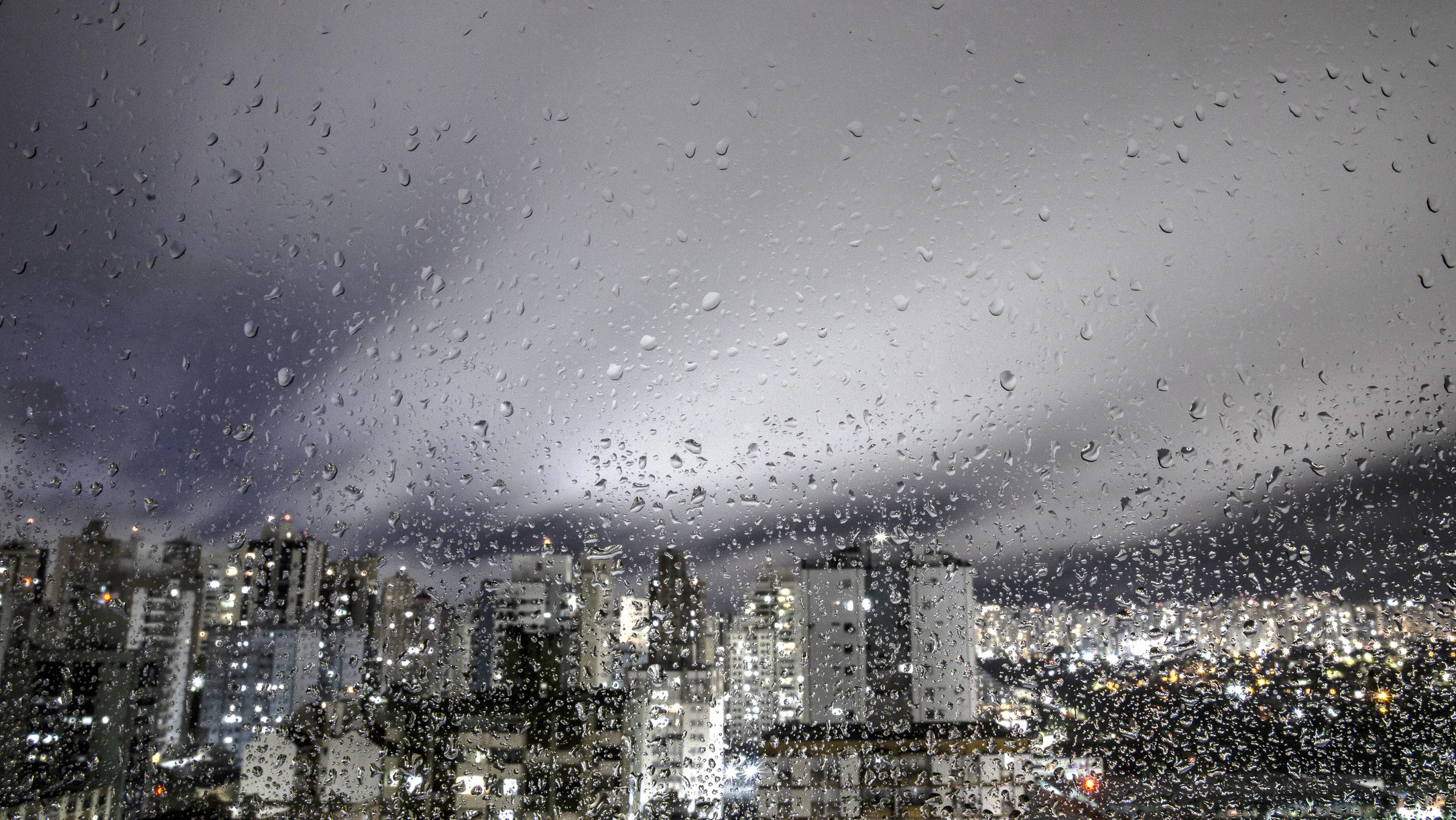 Frente fria avança pelo Brasil com chuva forte e ventos intensos, temporais colocam Sul e Sudeste em alerta nesta terça-feira, 18 Temporais à vista! Avanço de frente fria coloca regiões do Brasil em alerta