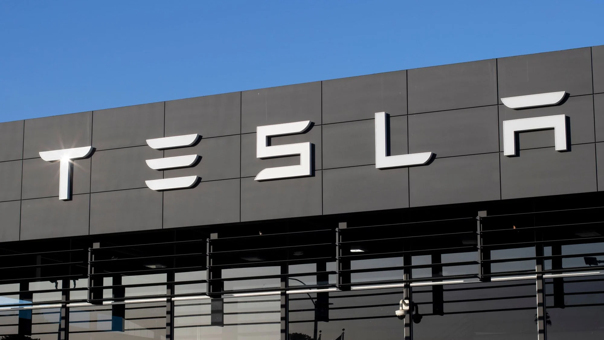Vitória judicial: Tesla impede avanço de processo por assédio racial