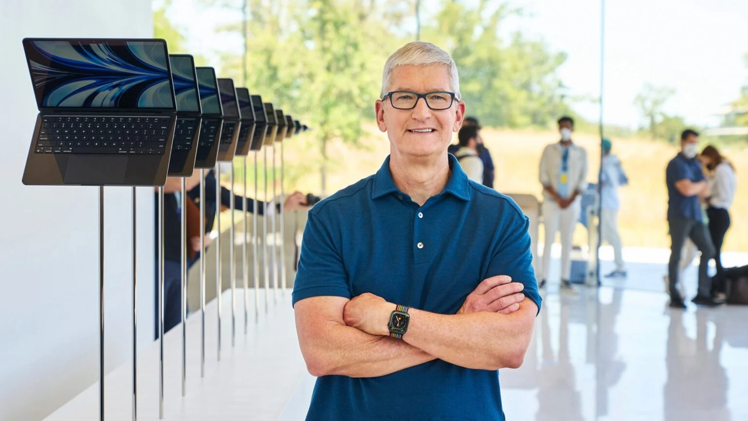 Tim Cook pode deixar comando da Apple em 2026: sucessão com John Ternus ganha força e expõe desafios do próximo CEO Tim Cook pode deixar comando da Apple em 2026 • Tecnoblog
