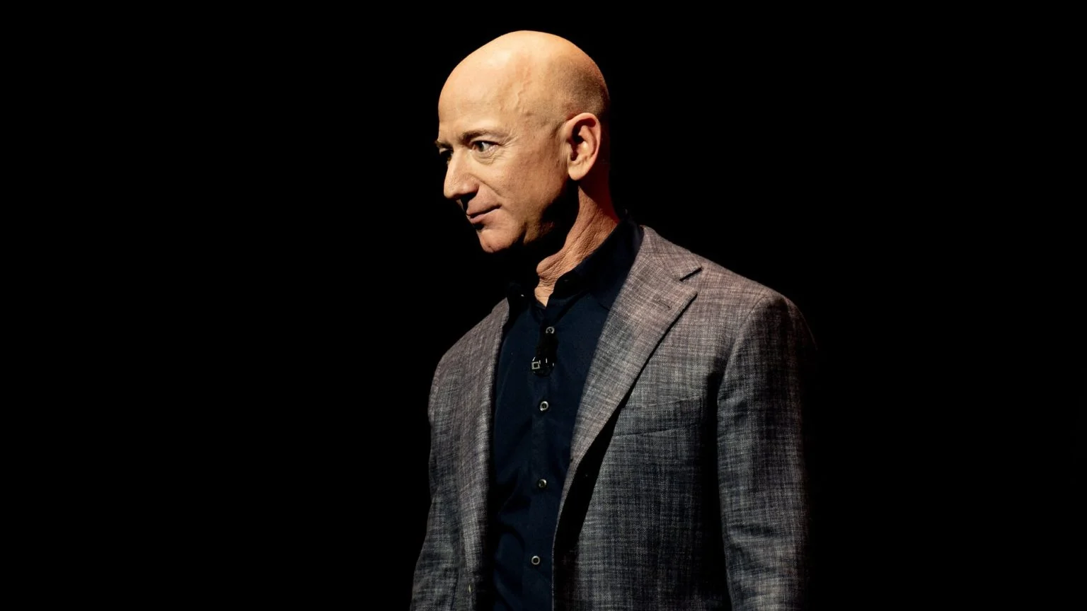 Projeto Prometheus: Jeff Bezos deve ser co-CEO com Vik Bajaj, ex-Google, e mira IA para engenharia, manufatura e aeroespacial, diz NYT Jeff Bezos deve dividir comando de nova startup de IA com ex-Google • Tecnoblog