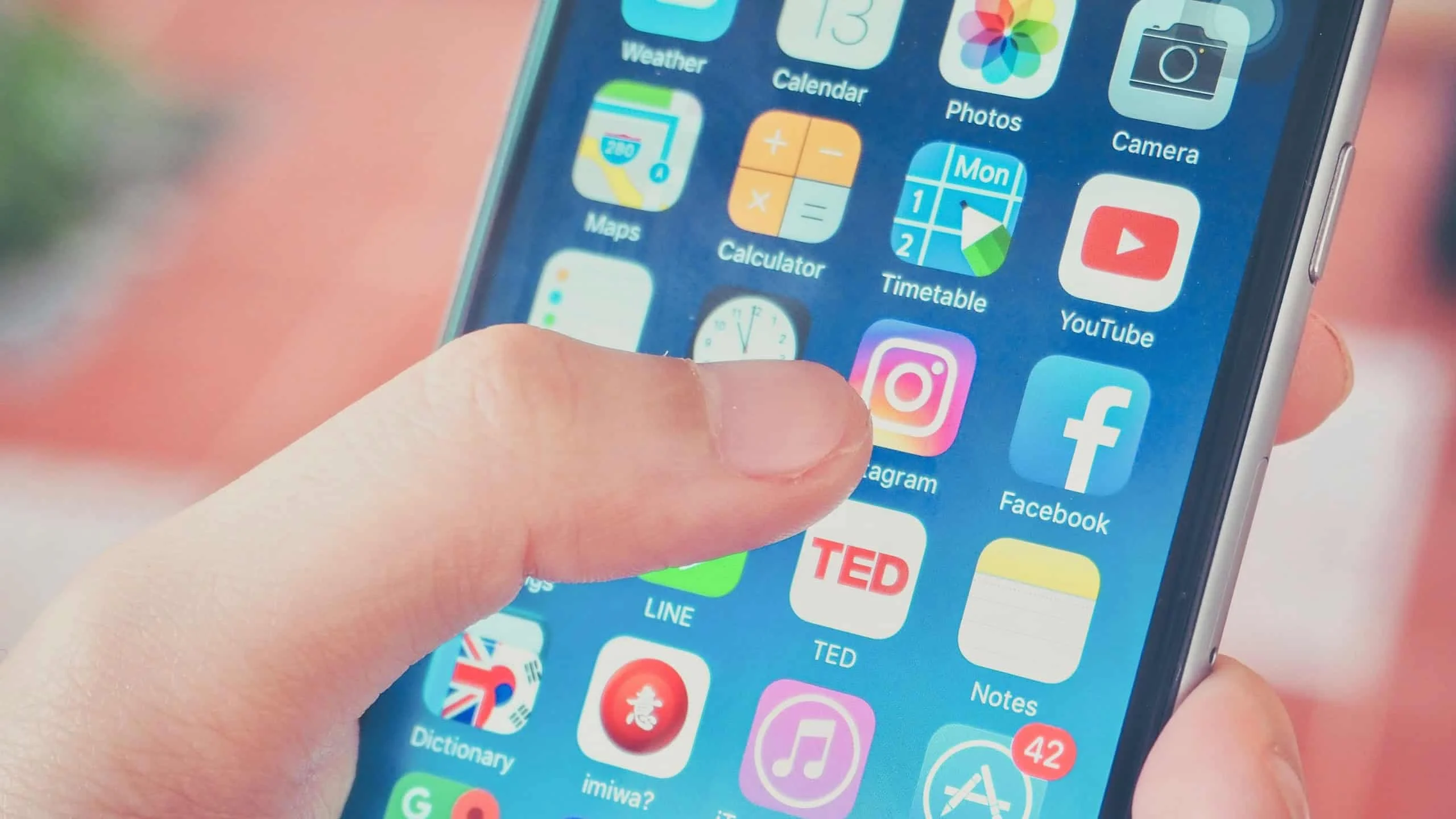 Passar menos tempo no Instagram: 7 dicas práticas e recursos do app para reduzir a rolagem e recuperar o foco 7 dicas para passar menos tempo no Instagram