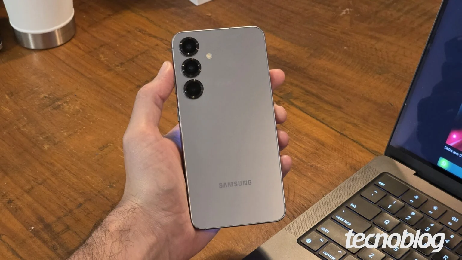 Galaxy S26 pode manter preço de US$ 799, Samsung abandona design mais fino para enfrentar iPhone 17, dizem rumores Galaxy S26: Samsung quer evitar aumento de preço no ano que vem • Tecnoblog