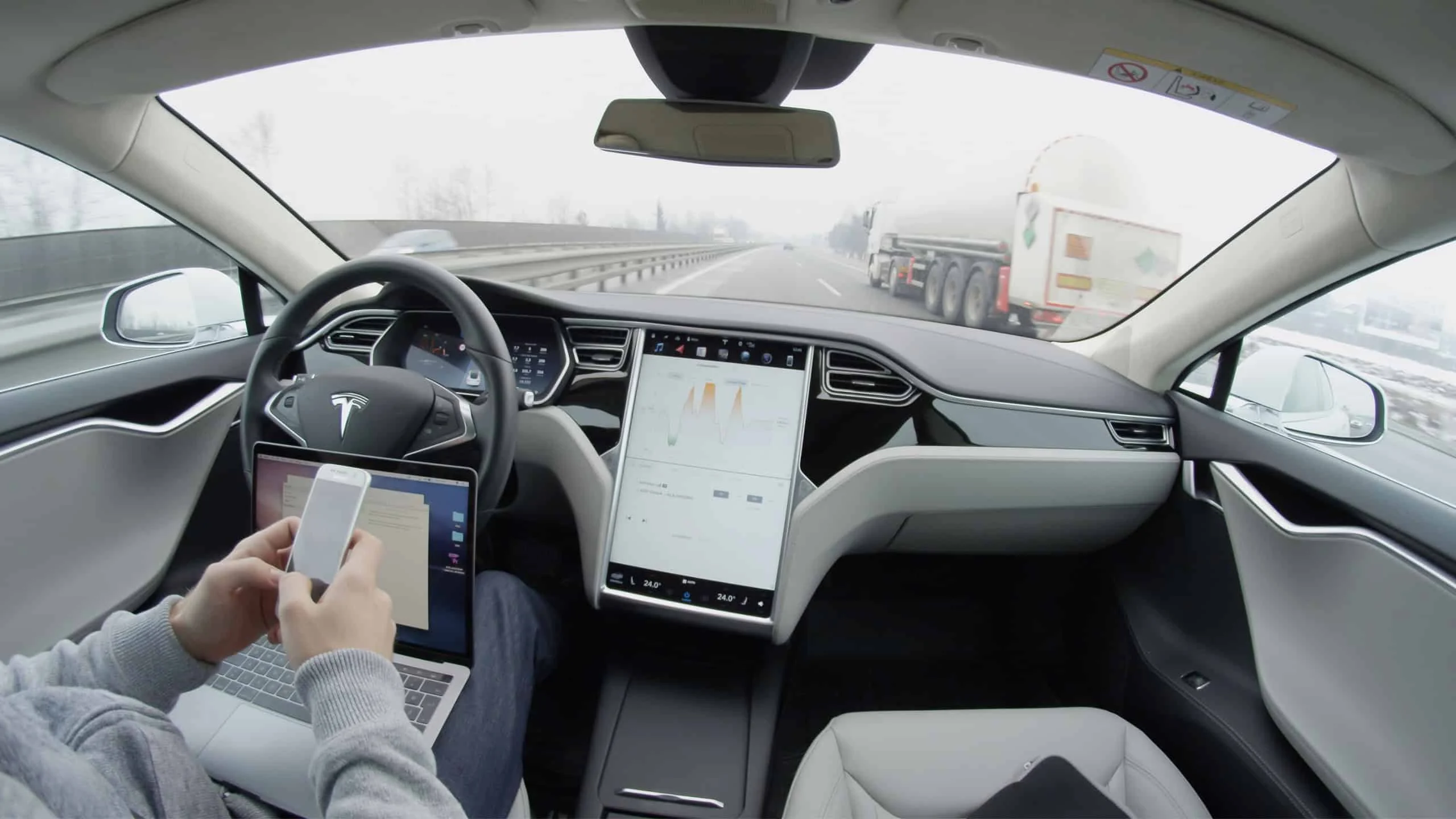 Apple CarPlay na Tesla: Bloomberg aponta testes internos e integração em janela, sem acesso ao FSD Tesla deve finalmente trazer o Apple CarPlay para seus carros elétricos