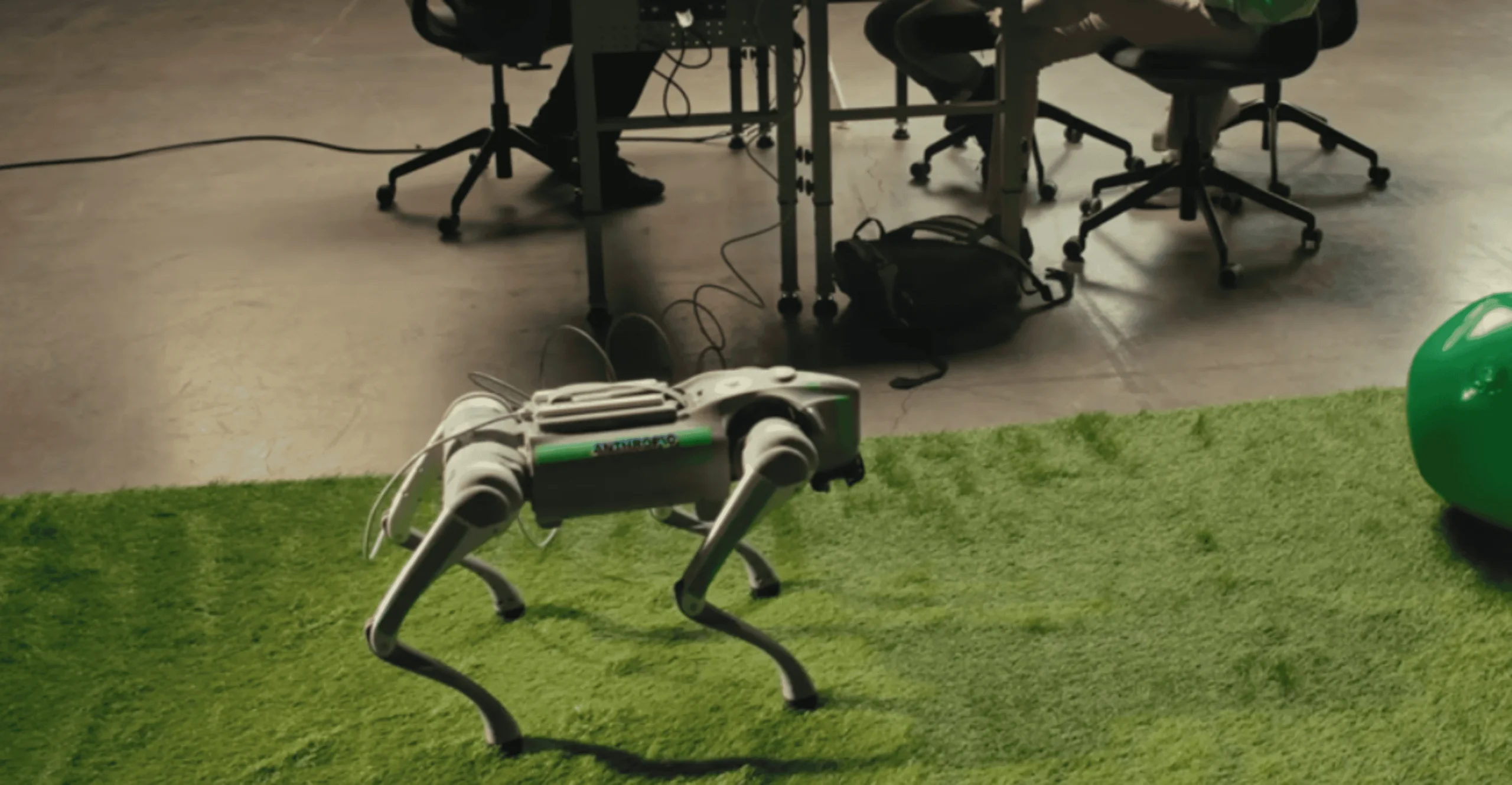 Cachorro robô Unitree Go2 de US$ 16.900 é programado por Claude, da Anthropic, no Project Fetch e executa tarefas no mundo real Claude ensina cachorro robô a agir sozinho em novo experimento da Anthropic