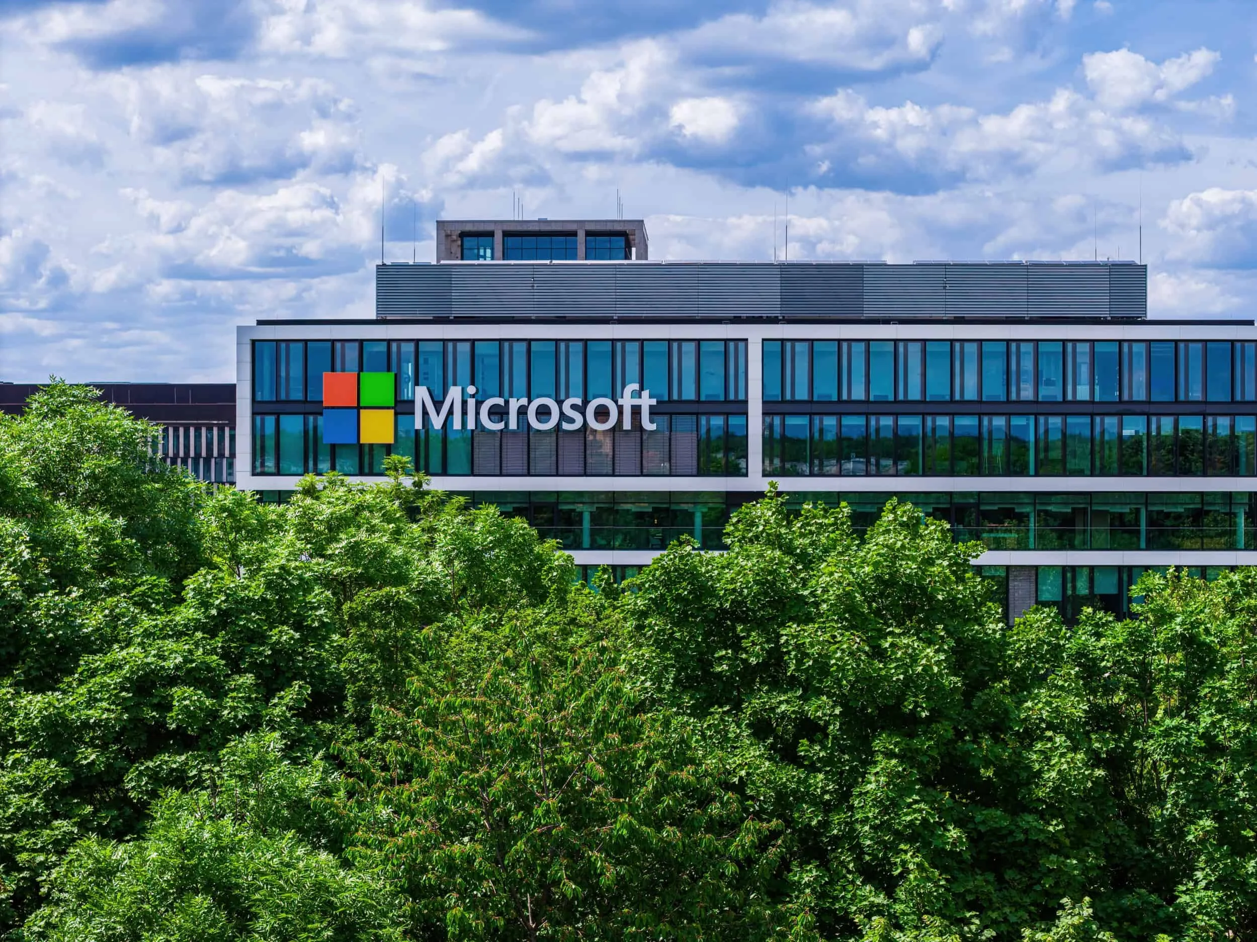 Chips de IA da Microsoft: acordo com OpenAI e Broadcom dá acesso total a hardware, amplia propriedade intelectual e garante uso de modelos até 2032 Microsoft usa tecnologia da OpenAI para criar seus próprios chips de IA