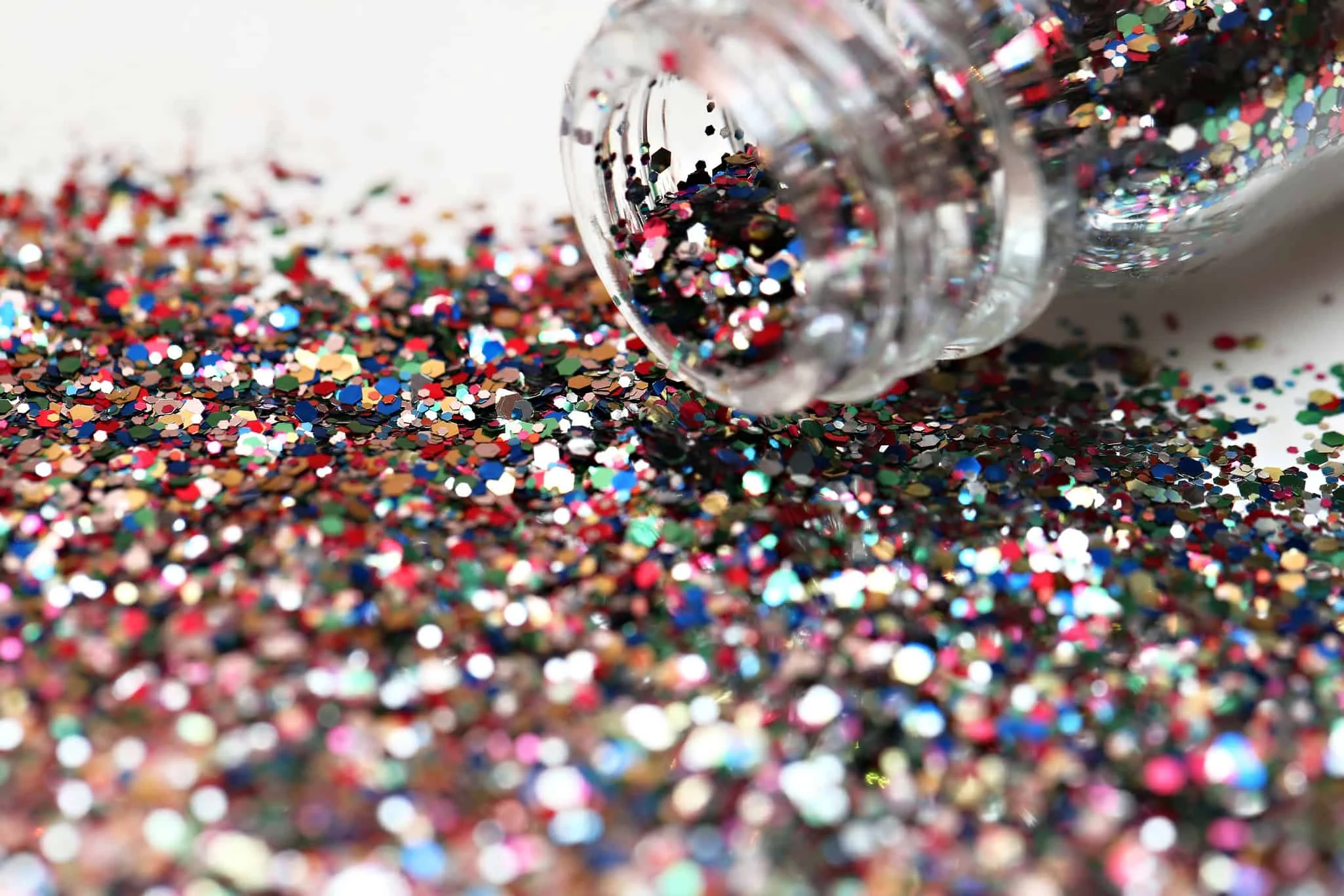 Anvisa suspende marcas de glitter "comestível" com plástico; veja quais