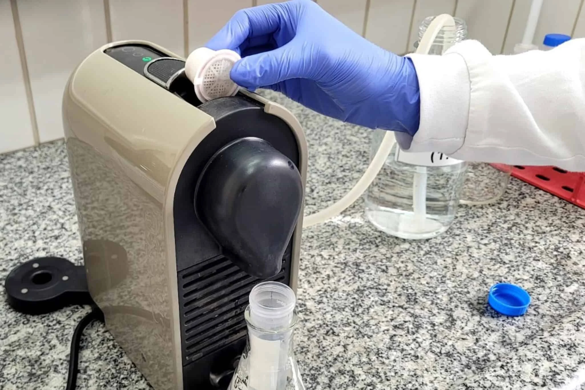 Máquina de café para identificar contaminação em peixes: método pioneiro brasileiro vira protocolo oficial e reforça segurança do pescado Método pioneiro usa máquina de café para identificar contaminação em peixes