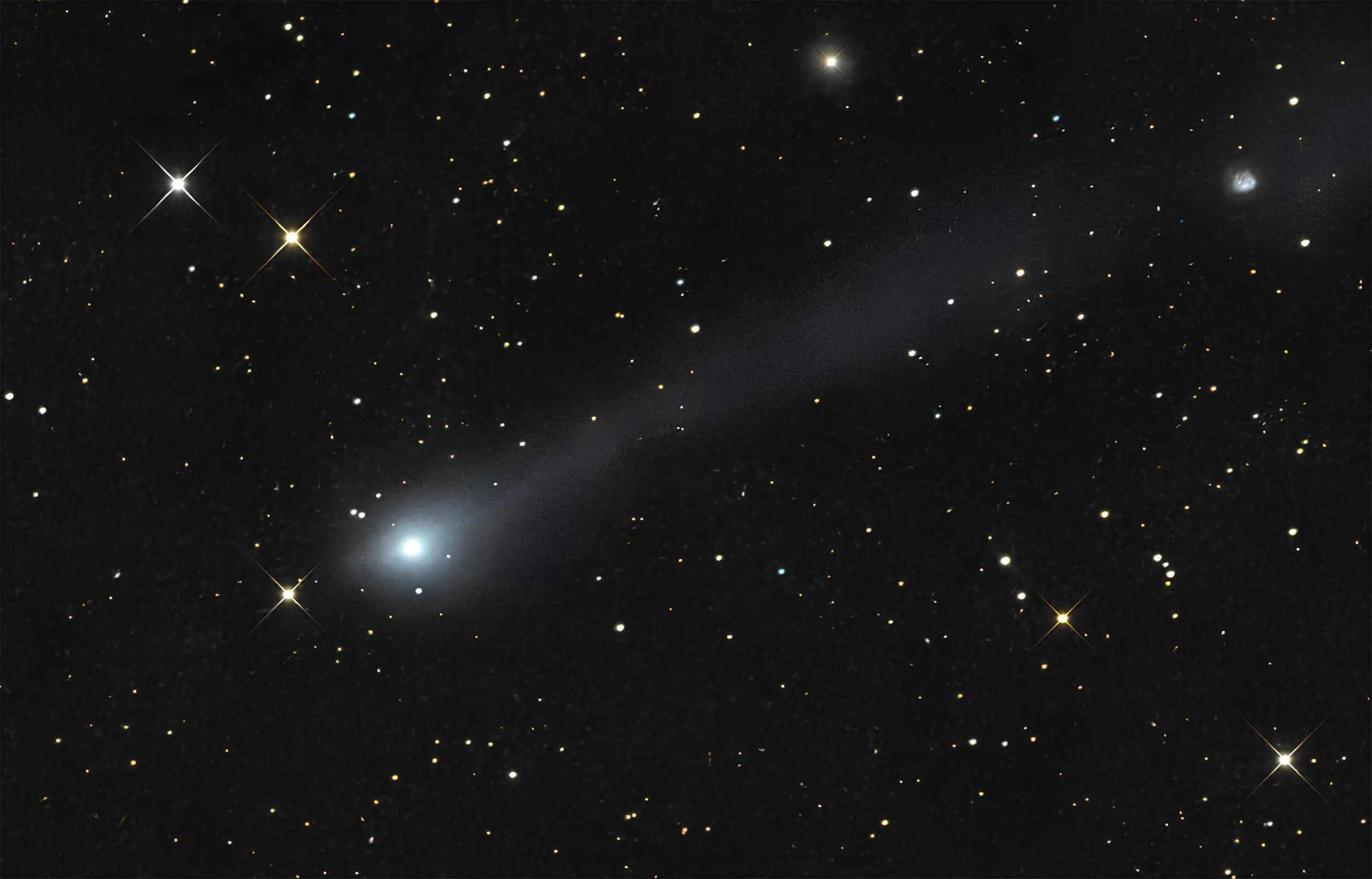 Cauda iônica do cometa 3I/ATLAS cresce sem parar: novas imagens revelam estrutura, brilho e atividade no Sistema Solar interno Nova imagem mostra que cauda iônica do cometa 3I/ATLAS não para de crescer