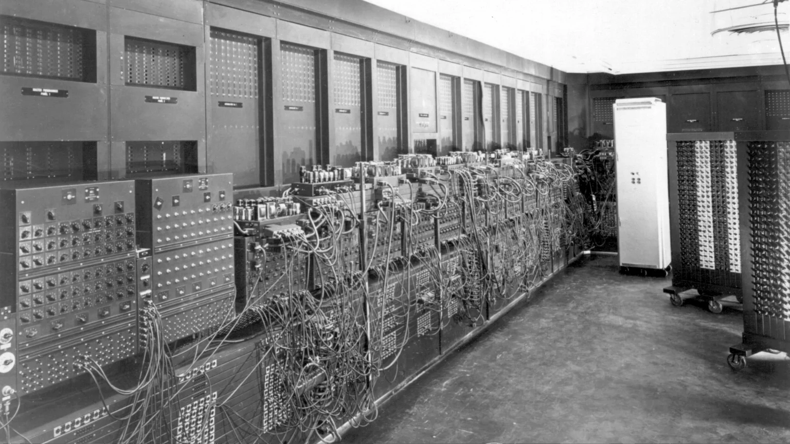 O que é ENIAC: conheça o primeiro computador do mundo, sua história, funcionamento, números e legado até os PCs O que é ENIAC? Conheça a história do primeiro computador do mundo • Tecnoblog
