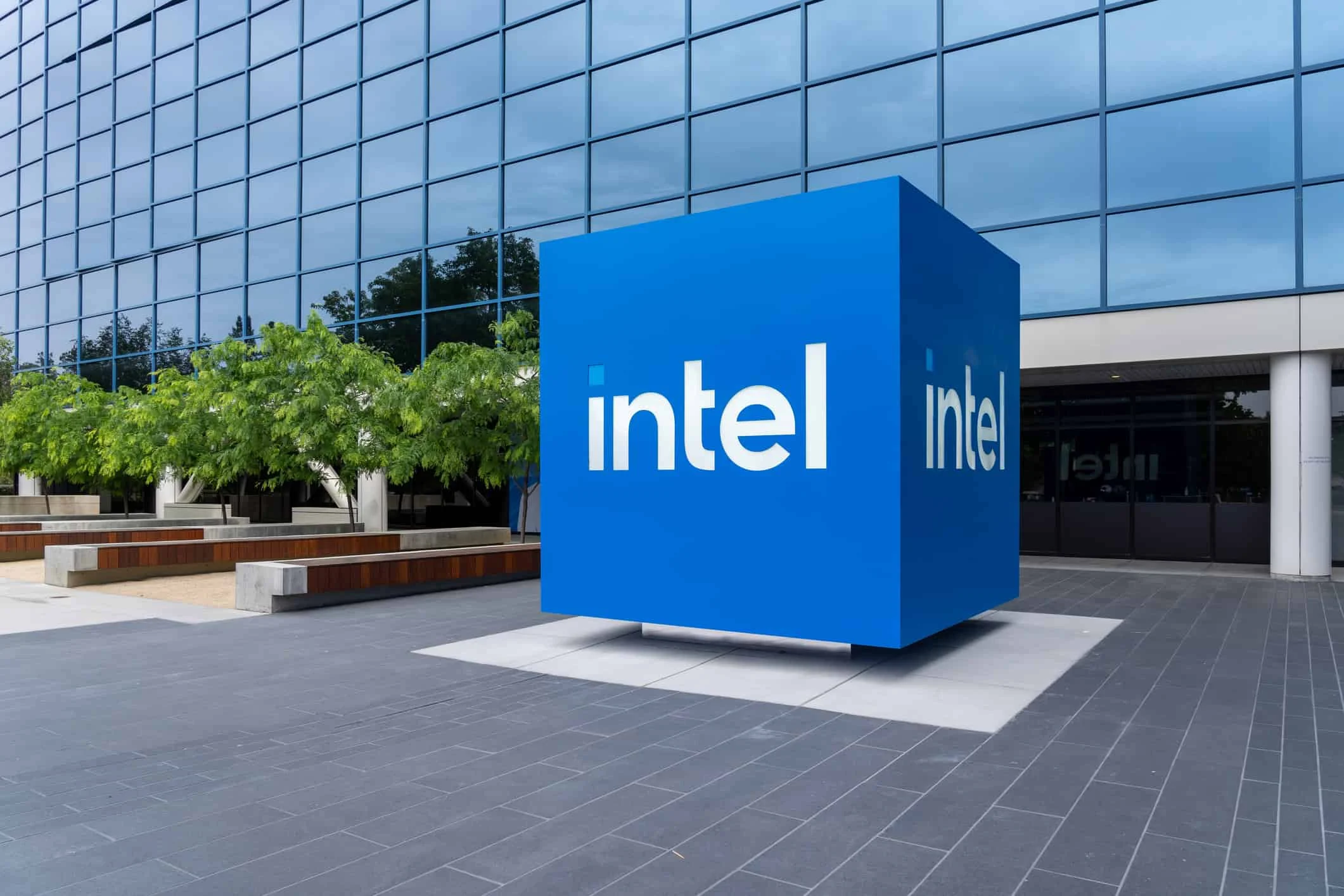 OpenAI contrata Sachin Katti, ex-líder de IA da Intel, para chefiar pesquisas em IA, enquanto Lip‑Bu Tan assume comando de inteligência artificial Executivo troca Intel por OpenAI para chefiar pesquisas em IA