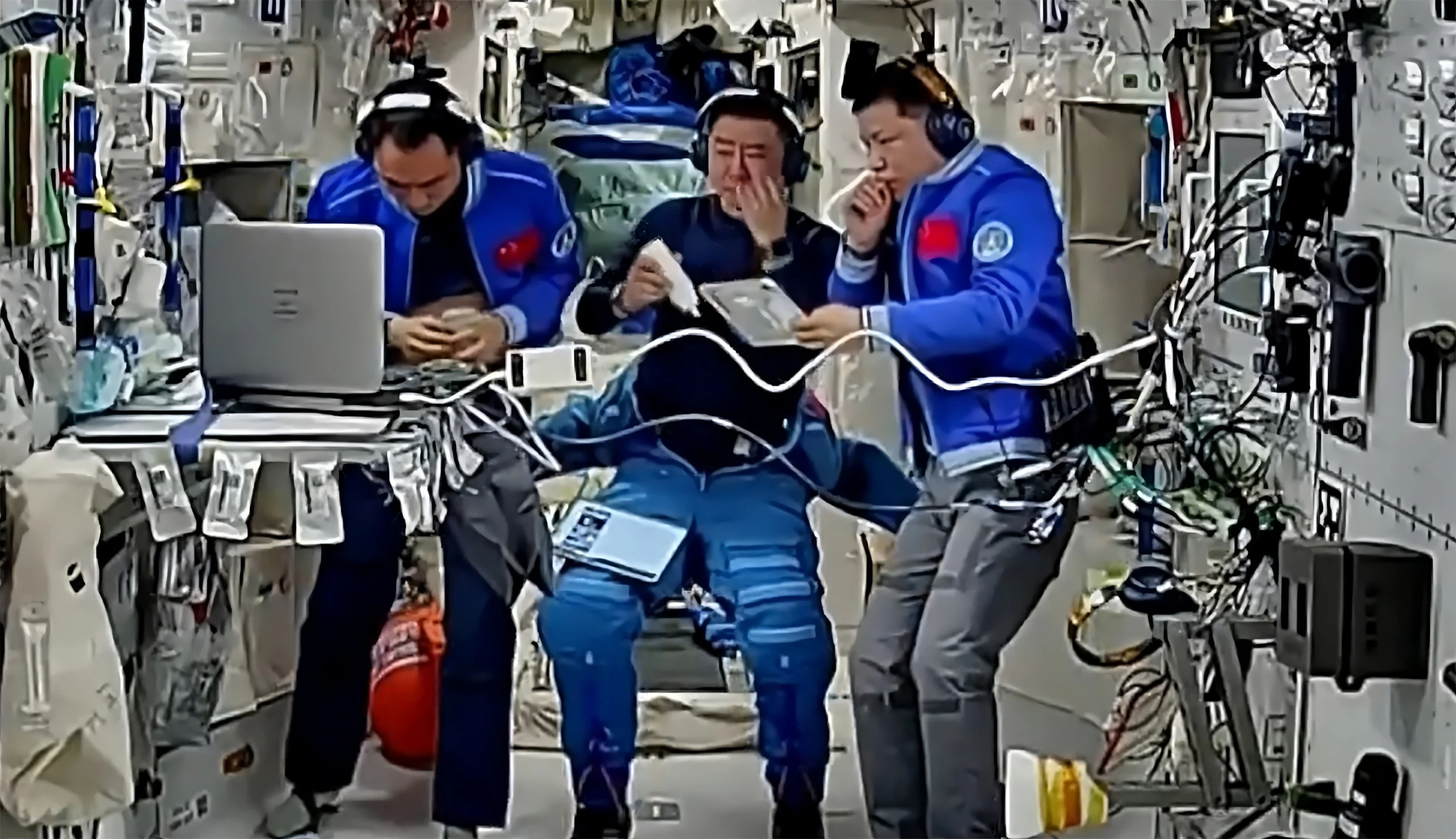 Astronautas ‘presos’ na Tiangong expõem urgência de um sistema internacional de resgate espacial após suspeita de detritos na Shenzhou-20 Astronautas “presos” reforçam necessidade de sistema internacional de resgate espacial