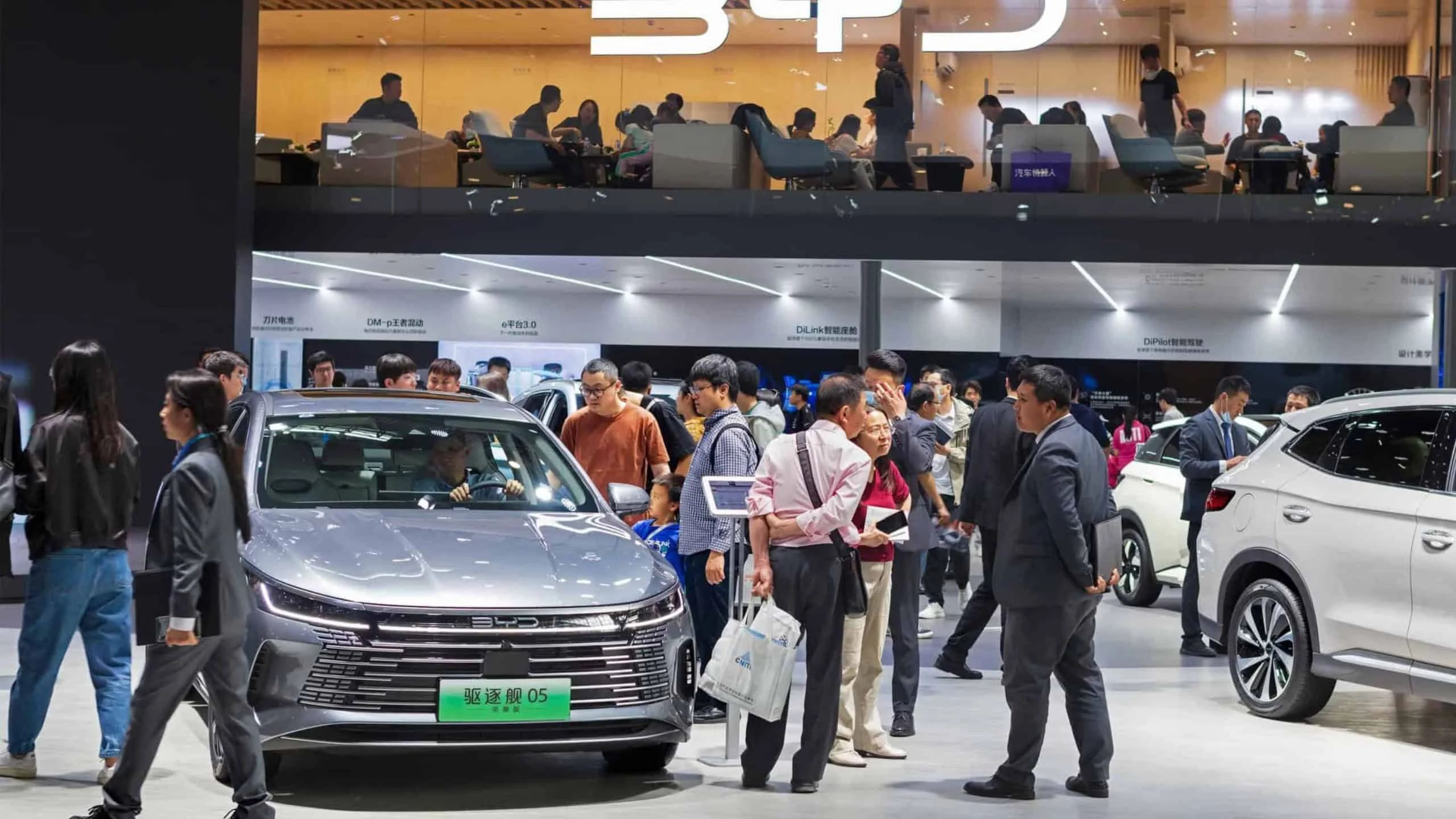 Vendas internacionais da BYD podem chegar a 1,6 milhão em 2026, diz Citi, com avanço em Europa, América do Norte e ASEAN BYD tem expectativa de vender até 1,6 milhão de veículos no exterior em 2026