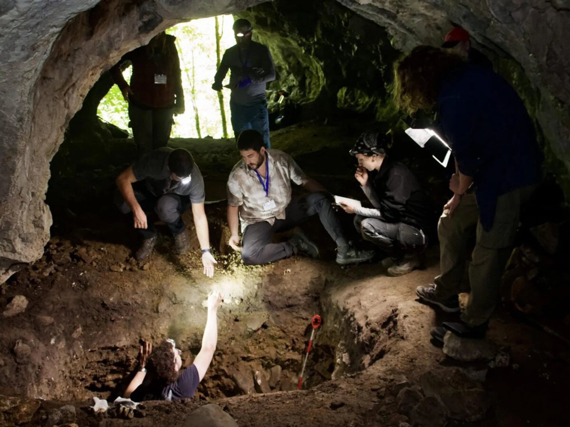 Condomínio pré-histórico na Romênia: equipe da USP lidera escavação na Transilvânia em busca de neandertais de 40 mil anos Cientistas brasileiros lideram escavação de "condomínio" pré-histórico na Romênia
