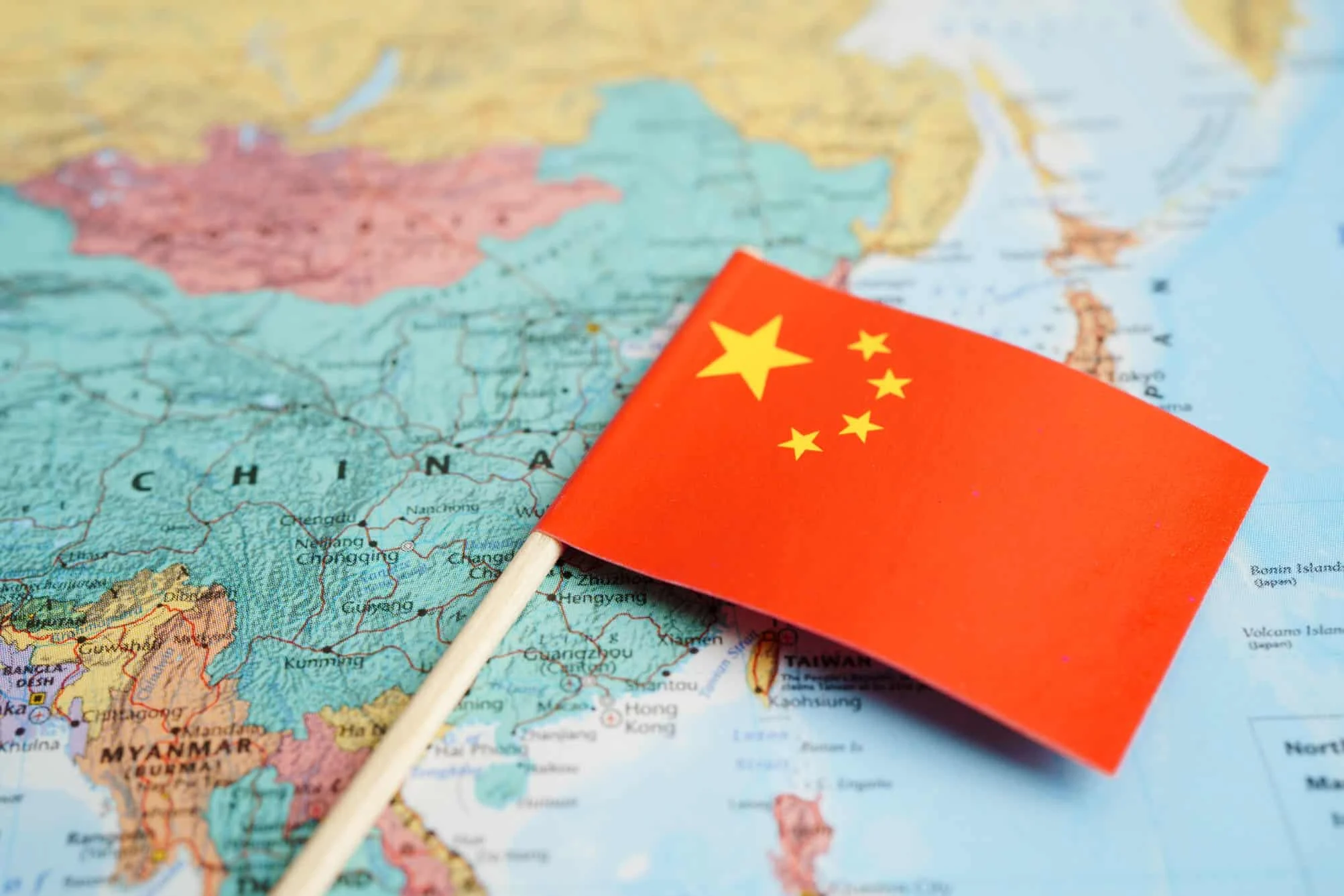 Visto K da China: como a nova permissão atrai talentos globais de tecnologia e rivaliza com o H-1B dos EUA China lança visto K para atrair talentos globais da tecnologia