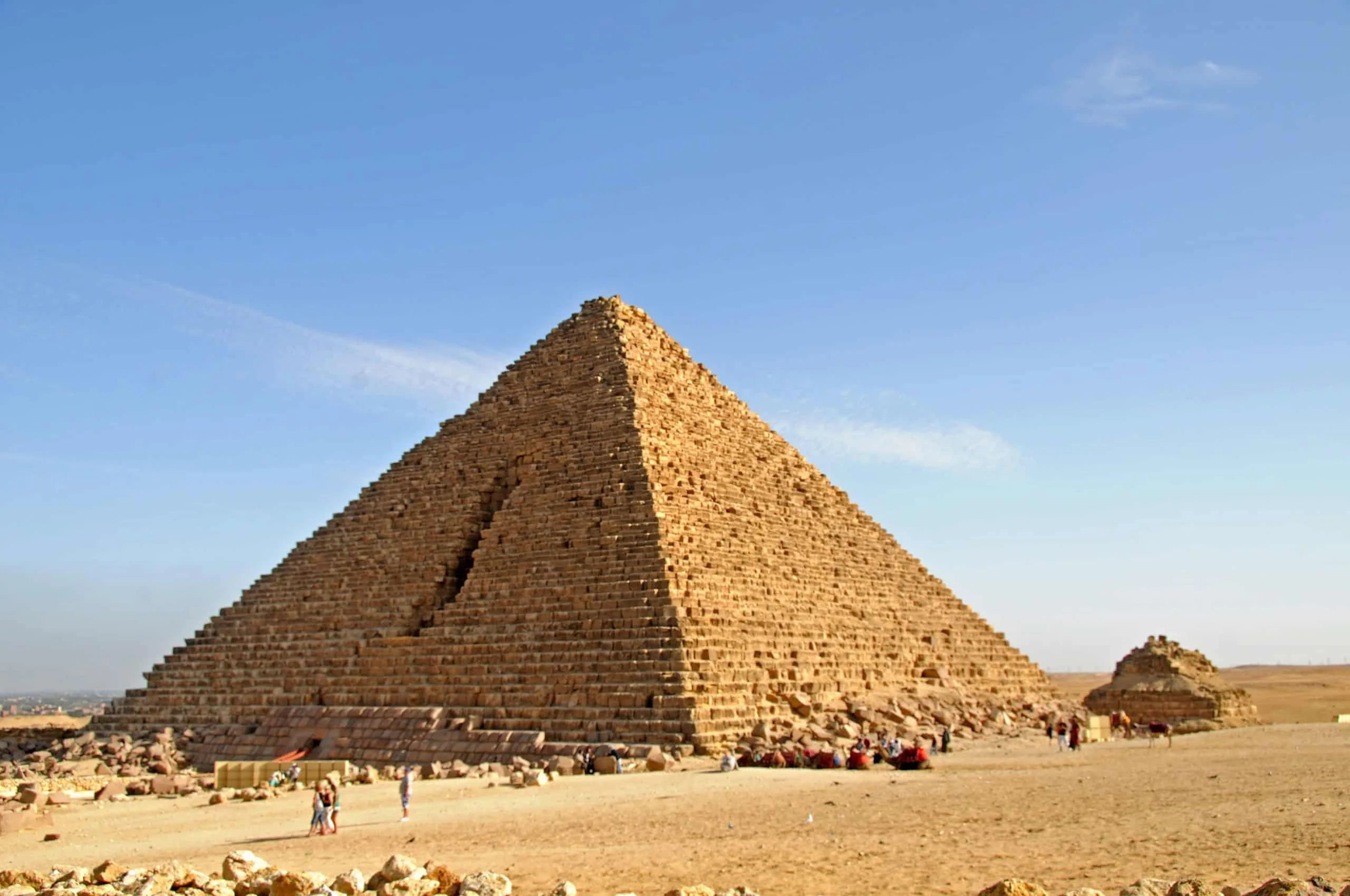 Pirâmide no Egito pode ter entrada secreta escondida: cavidades inéditas na Pirâmide de Miquerinos, em Gizé, reforçam hipótese segundo o ScanPyramids Pirâmide no Egito pode ter entrada secreta escondida