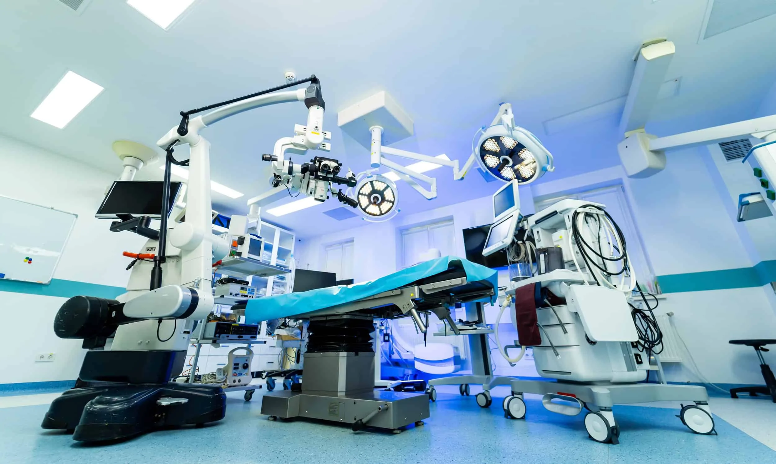 Cirurgia remota de AVC com robô: pioneirismo entre Escócia e EUA promete acelerar trombectomias e levar neurocirurgia a cidades distantes Médicos realizam primeira cirurgia remota de AVC com robô no mundo