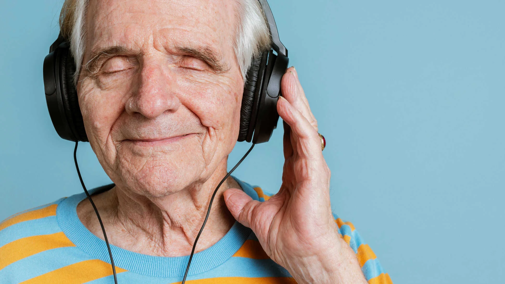 Ouvir música reduz risco de demência em até 39% na terceira idade, aponta estudo com mais de 10,8 mil idosos Ouvir música reduz risco de demência, aponta estudo