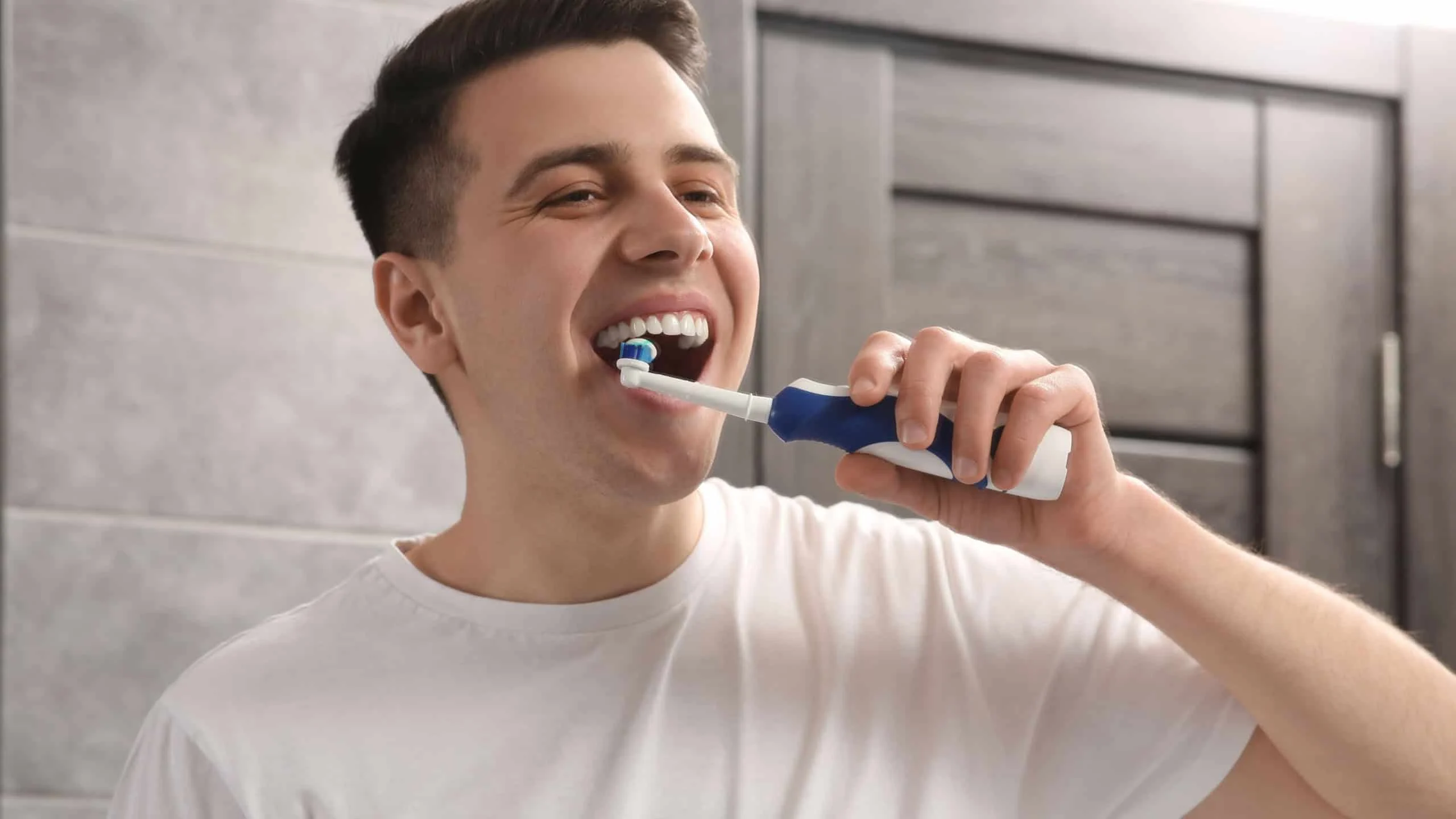 Escovar os dentes após comer faz mal? Dentistas explicam por que esperar 30 minutos protege o esmalte dentário Escovar os dentes logo após comer faz mal? Entenda o que dizem os dentistas