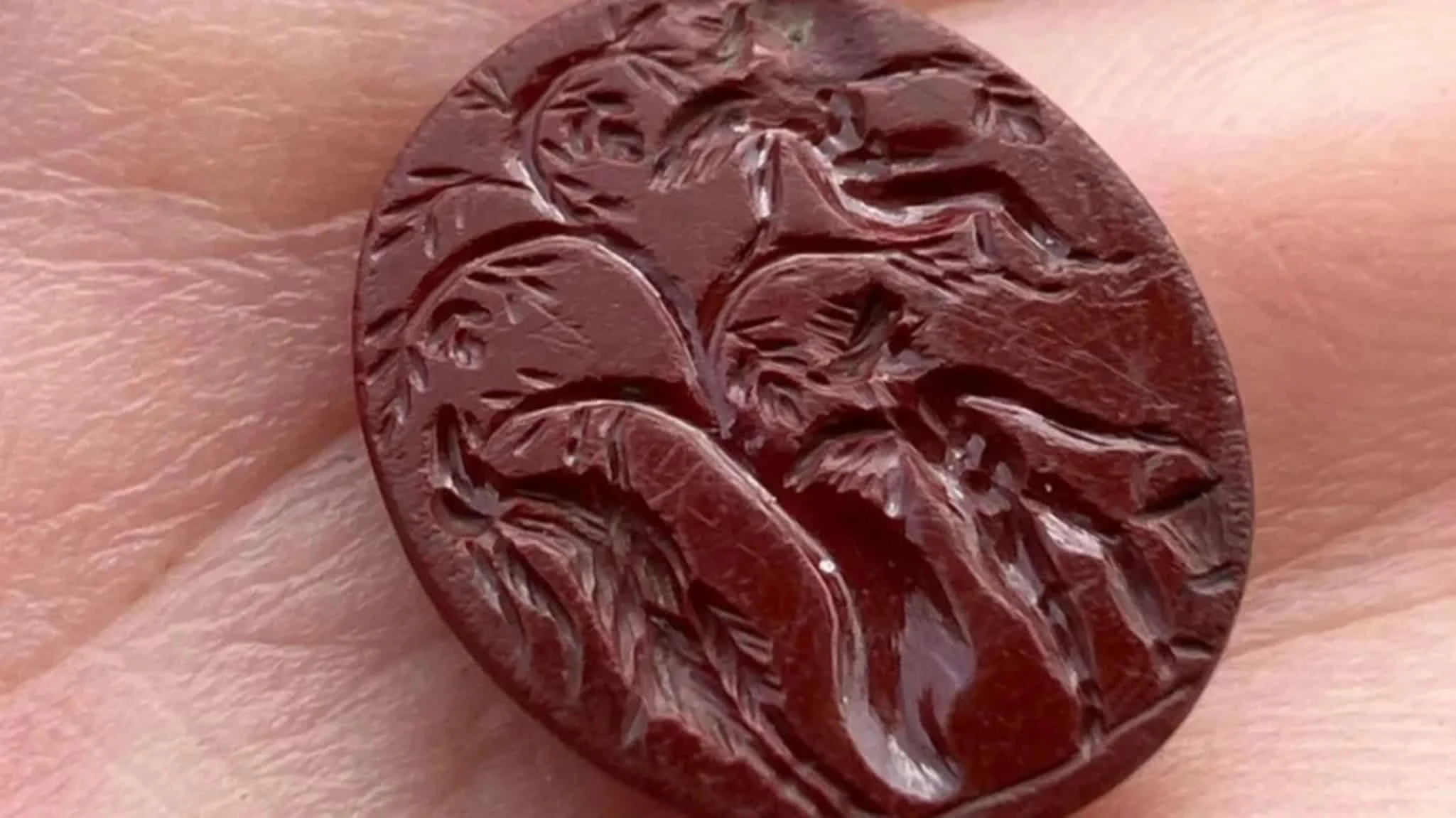 Pedra preciosa única com cupidos colhendo uvas é descoberta no Forte Bremenium, perto da Muralha de Adriano Pedra preciosa 'única' é descoberta em forte da era romana