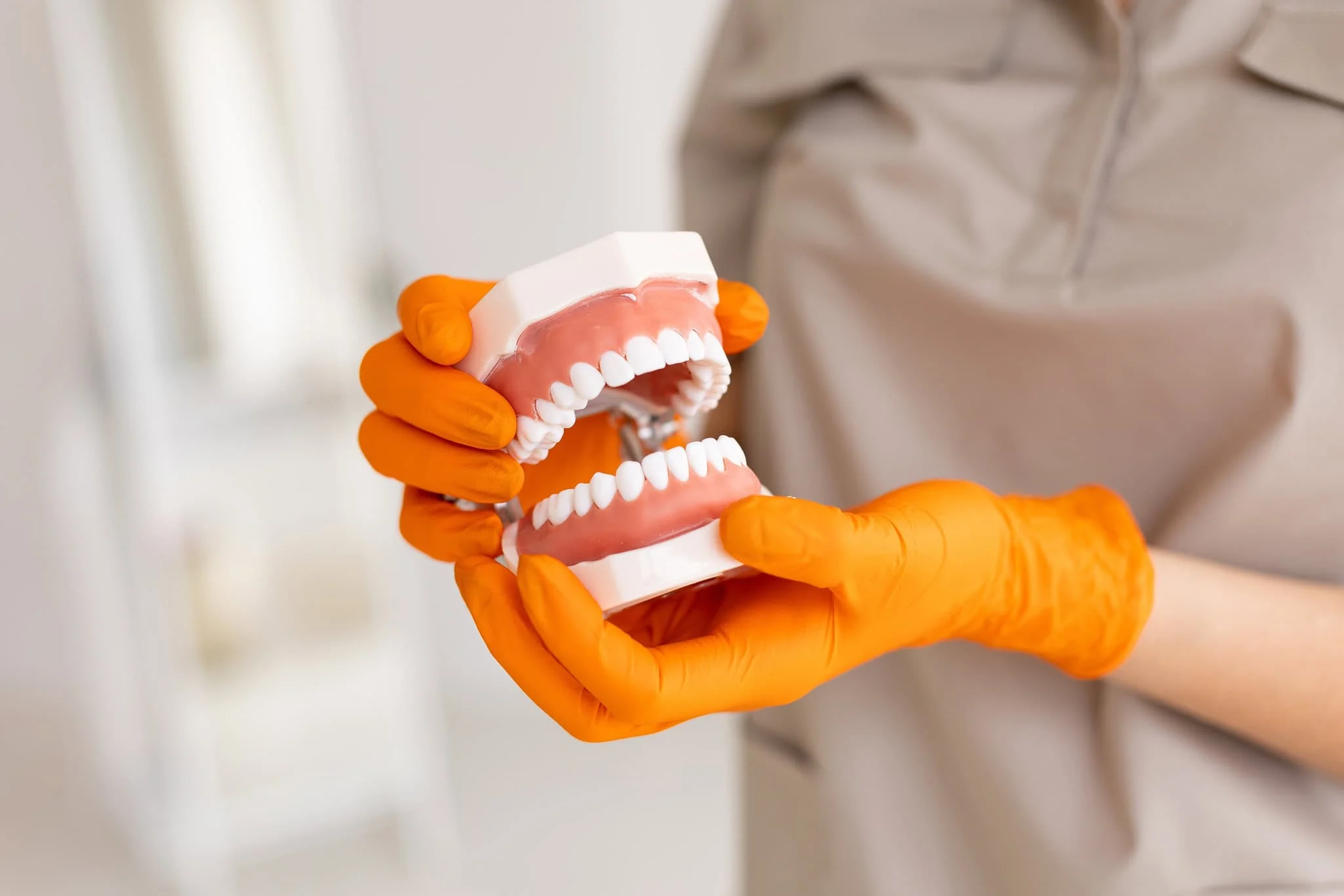 Cerâmica feita com material reciclado da USP une zircônia e vidro antimicrobiano para próteses dentárias mais acessíveis, com potencial para o SUS Cerâmica feita com material reciclado é opção para próteses dentárias