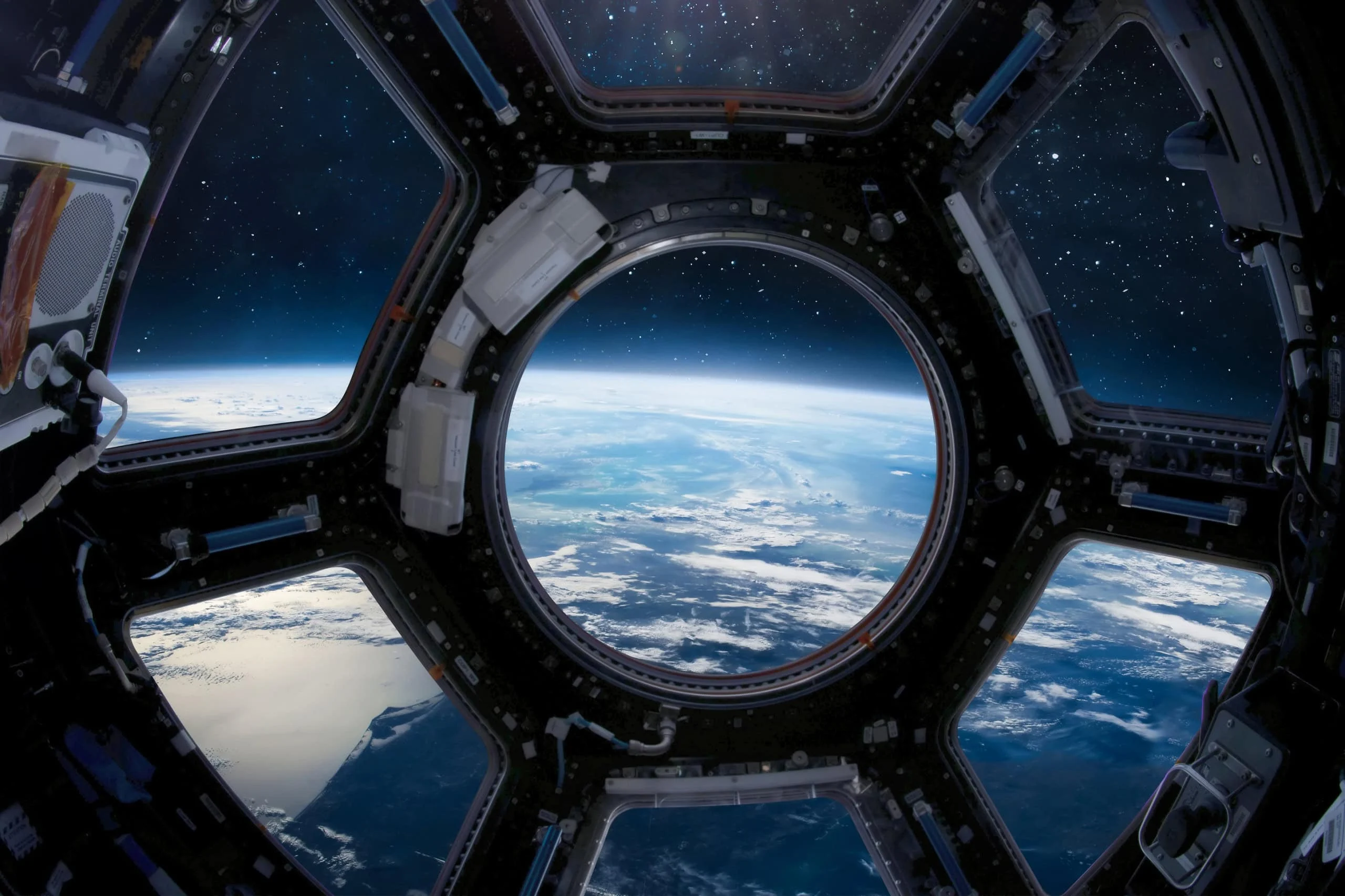 Data centers no espaço: Starcloud, Google Suncatcher e SpaceX aceleram corrida para levar GPUs e energia solar à IA até meados da década de 2030 Corrida tecnológica leva data centers ao espaço para suprir demanda energética da IA