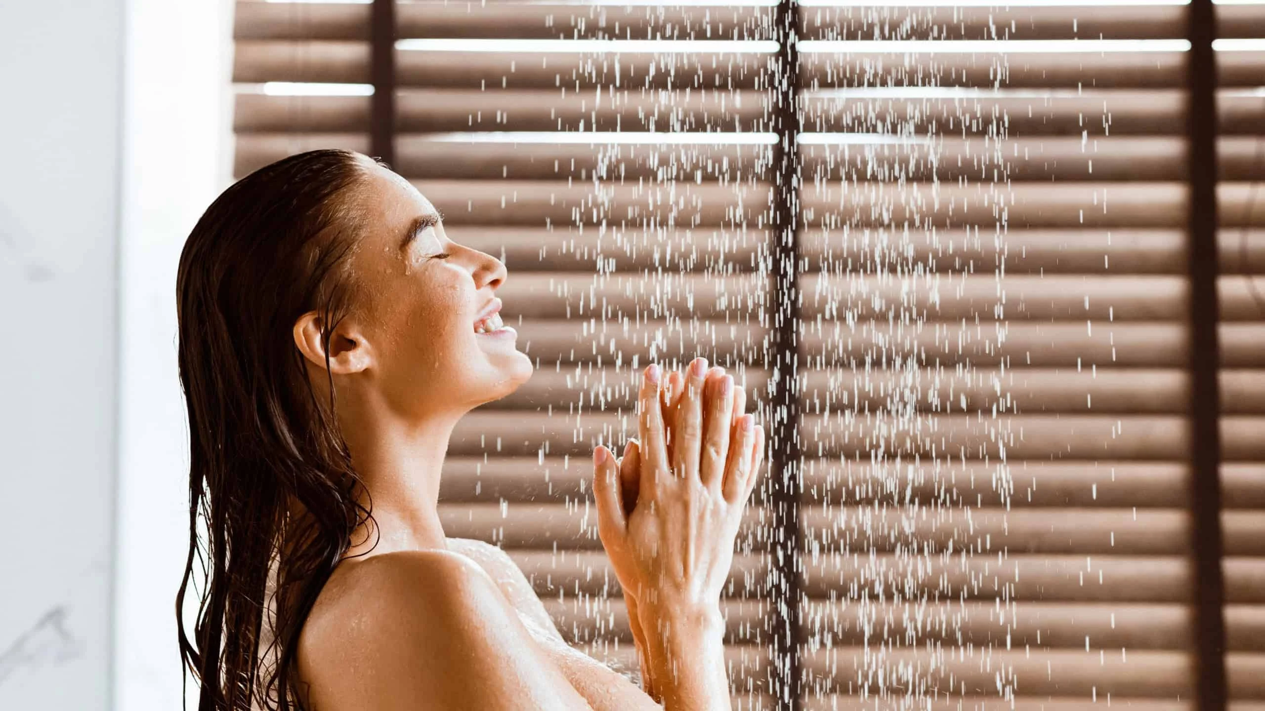 Dormir com o cabelo molhado: o que acontece com sua saúde e com os fios, mitos, riscos e cuidados essenciais para evitar danos O que acontece se você dormir com o cabelo molhado?