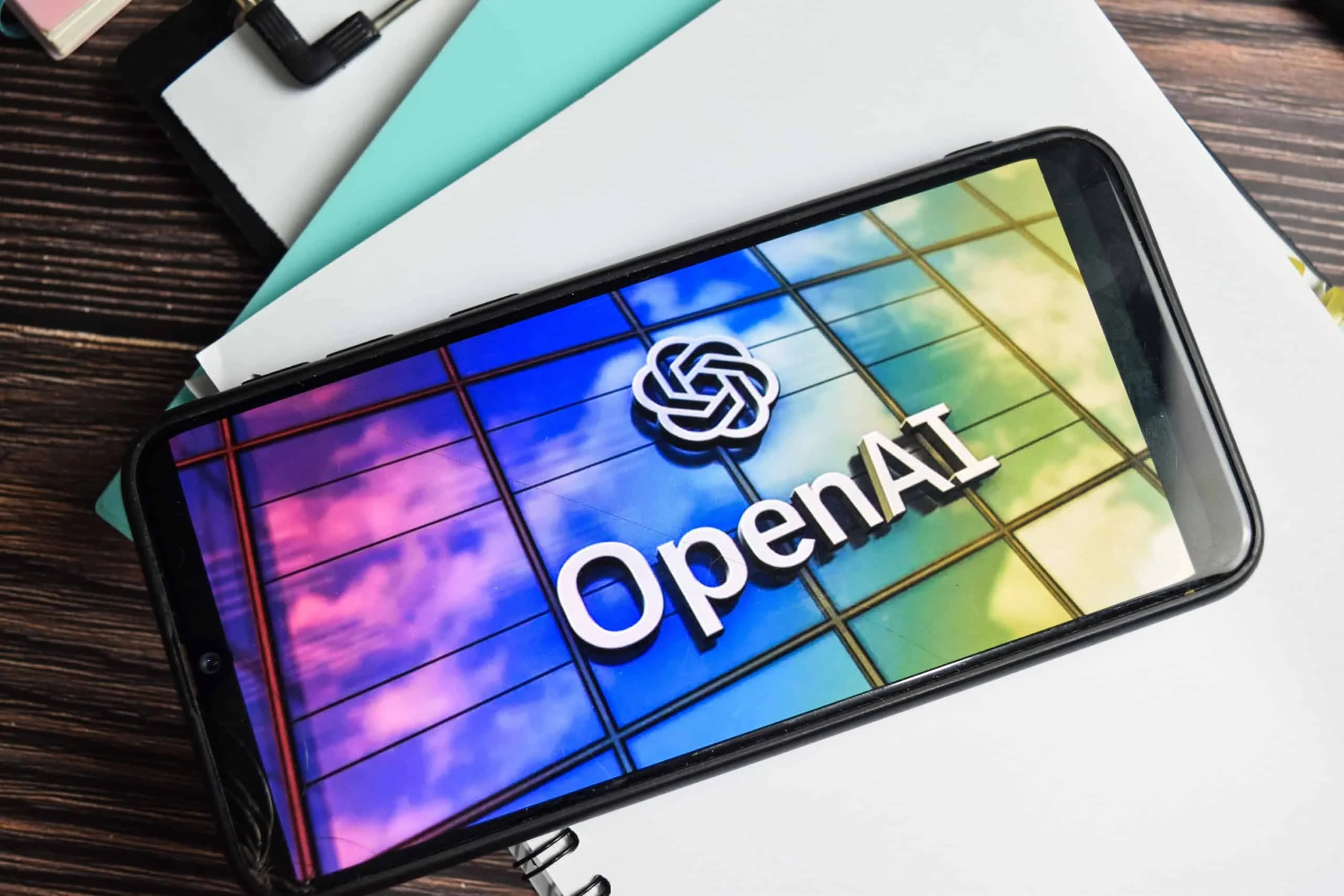 OpenAI recua e nega buscar ajuda federal, CFO Sara Friar detalha financiamento privado para infraestrutura de IA de US$ 1 trilhão OpenAI: CFO volta atrás e diz que não busca auxílio dos EUA